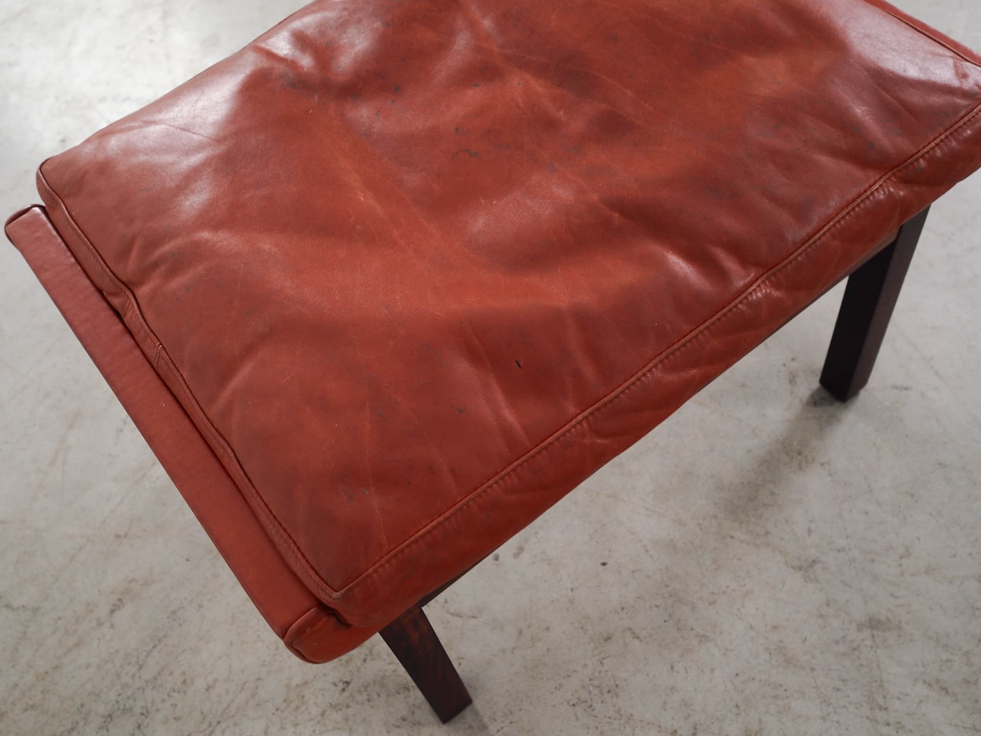 Ottoman, brick red leather, rosewood, by F. Juhl, Denmark, 1970s. - 298791
