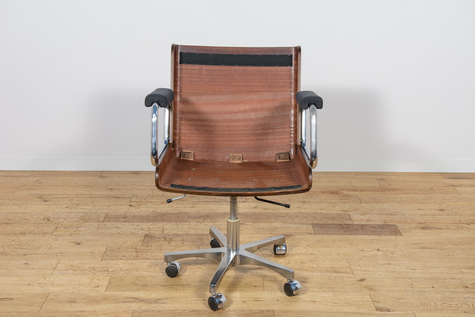 Fotel obrotowy, teak czarny, chrom, proj. G. Russell, Wielka Brytania, lata 70. - 298846