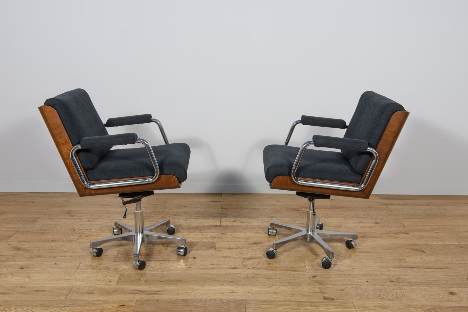 Fotel obrotowy, teak czarny, chrom, proj. G. Russell, Wielka Brytania, lata 70. - 298848