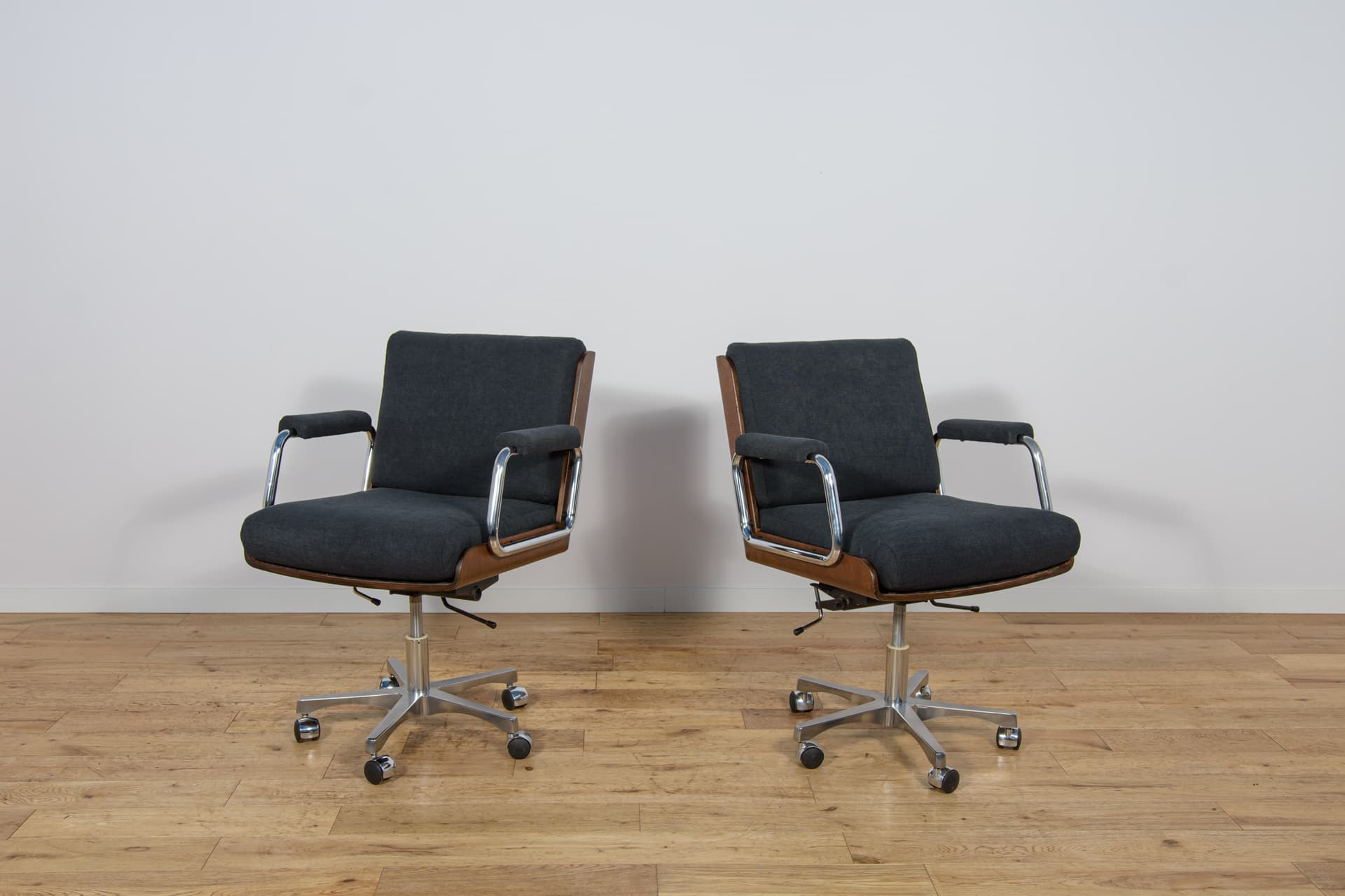 Fotel obrotowy, teak czarny, chrom, proj. G. Russell, Wielka Brytania, lata 70. - 298849