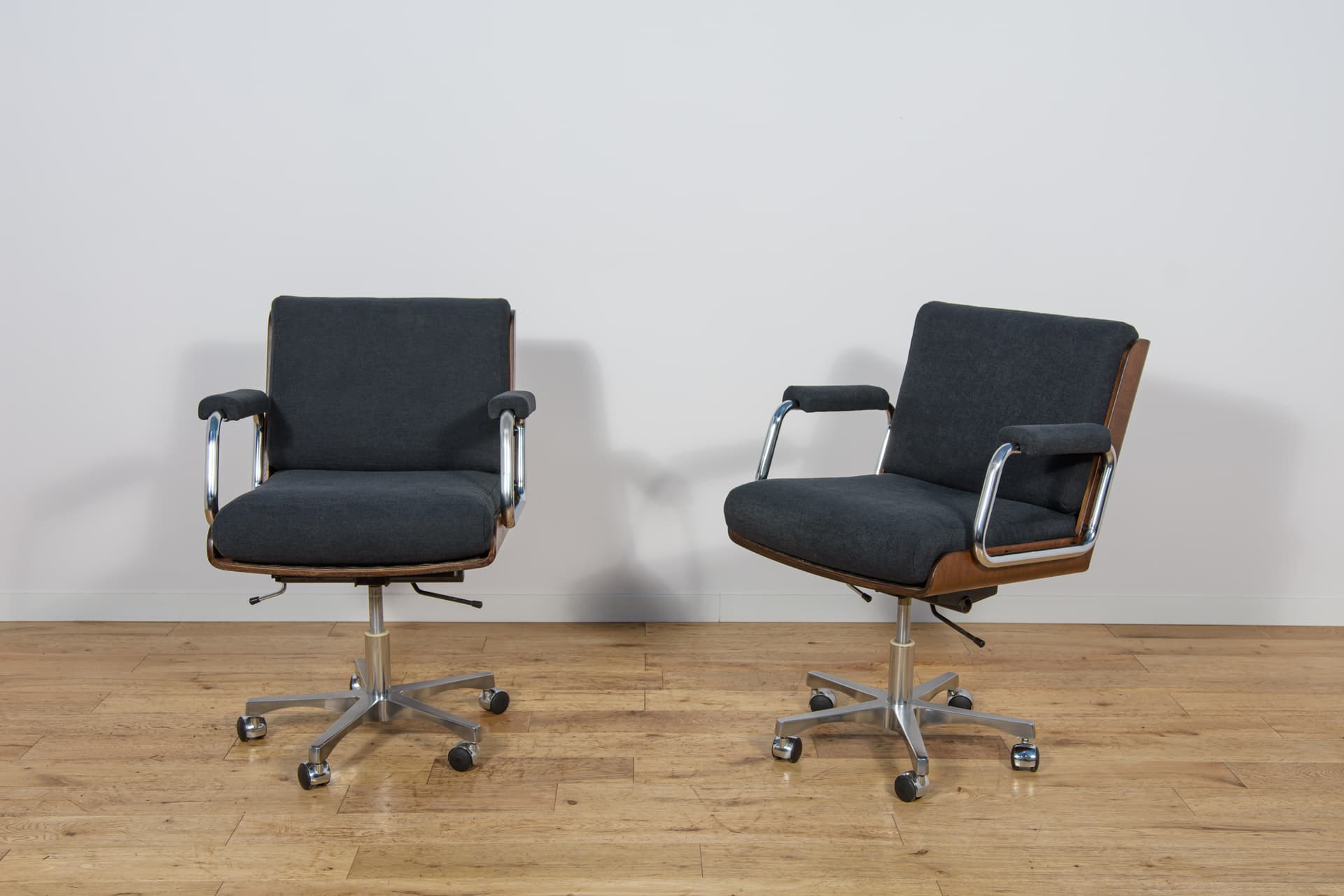 Fotel obrotowy, teak czarny, chrom, proj. G. Russell, Wielka Brytania, lata 70. - 298847