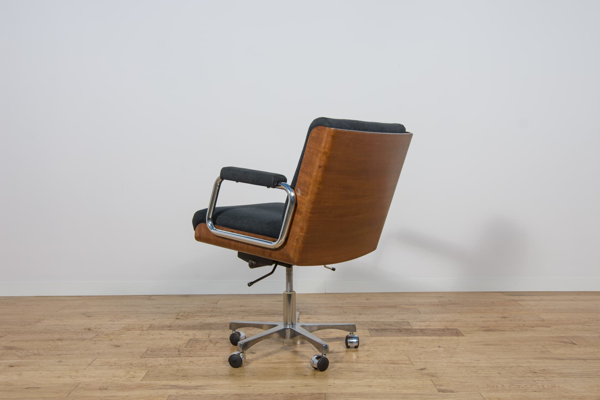 Fotel obrotowy, teak czarny, chrom, proj. G. Russell, Wielka Brytania, lata 70. - 298839