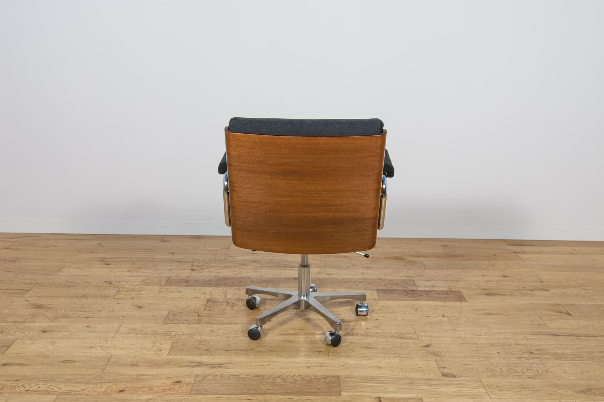 Fotel obrotowy, teak czarny, chrom, proj. G. Russell, Wielka Brytania, lata 70. - 298840