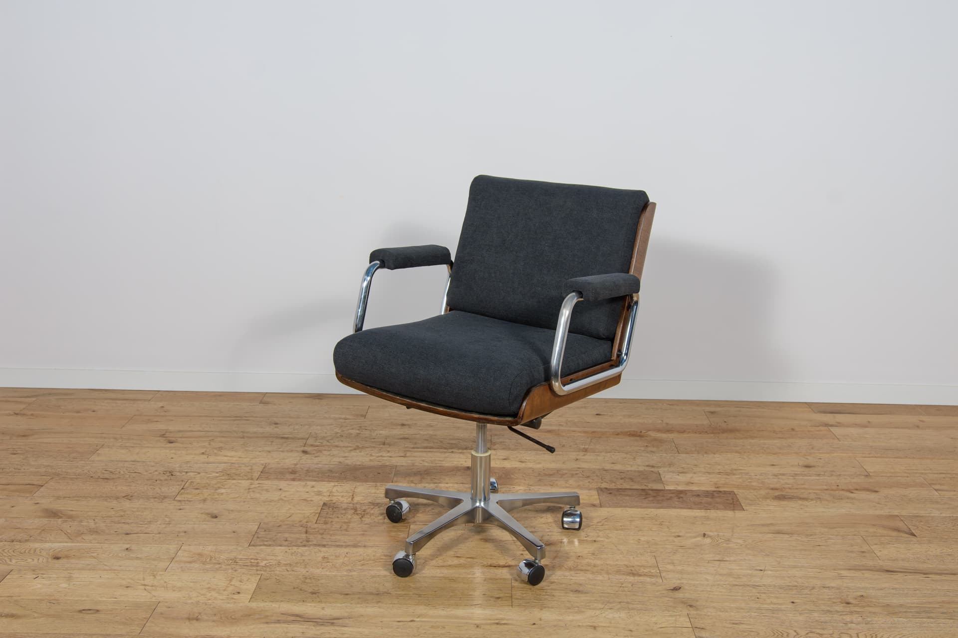 Fotel obrotowy, teak czarny, chrom, proj. G. Russell, Wielka Brytania, lata 70. - 298835