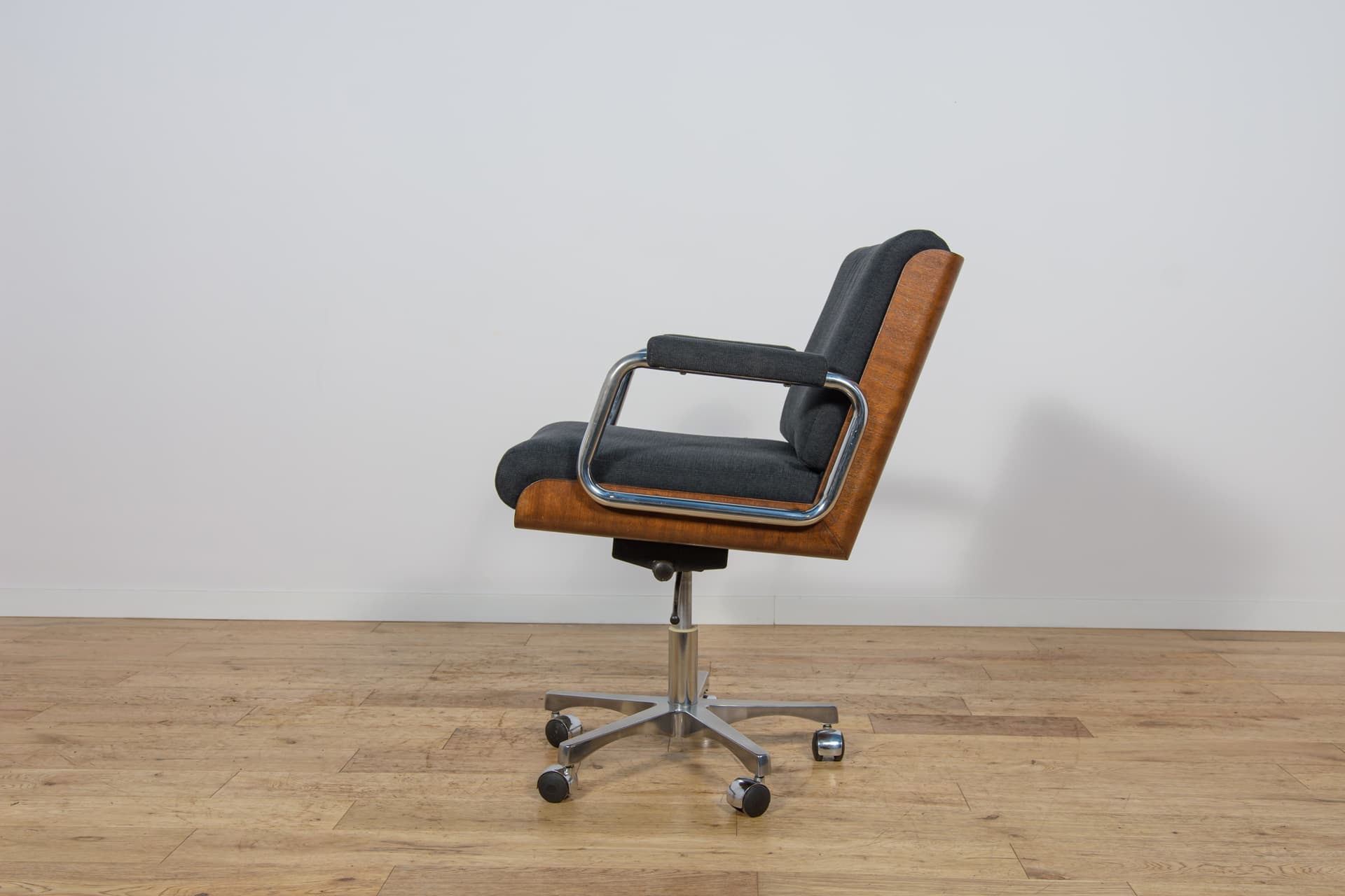 Fotel obrotowy, teak czarny, chrom, proj. G. Russell, Wielka Brytania, lata 70. - 298838