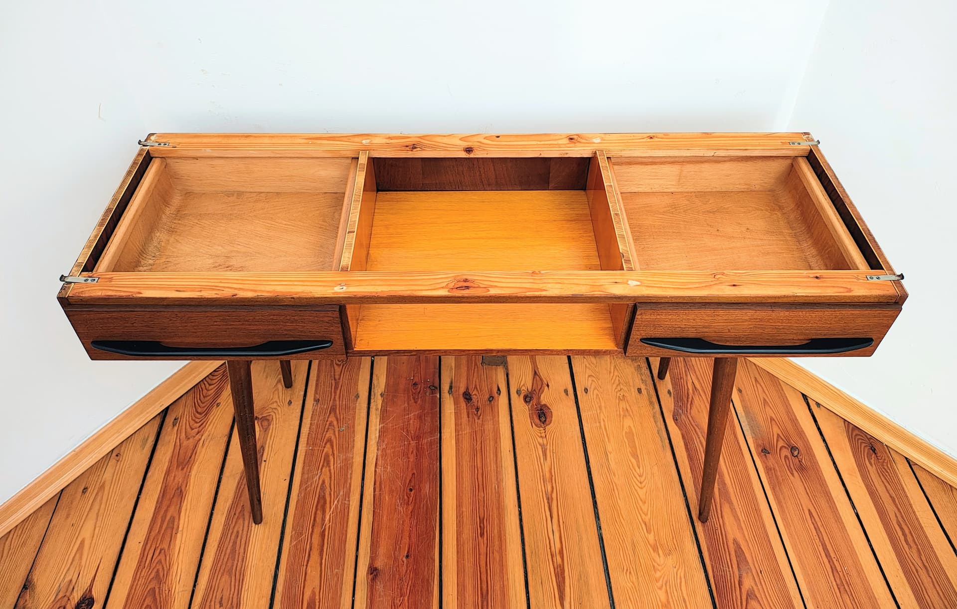 Konsolka biurko, jasnobrązowy, drewno, uchwyty metal czarny, proj. M. Pozar, UP Závody, Czechosłowacja, lata 60. - 299036