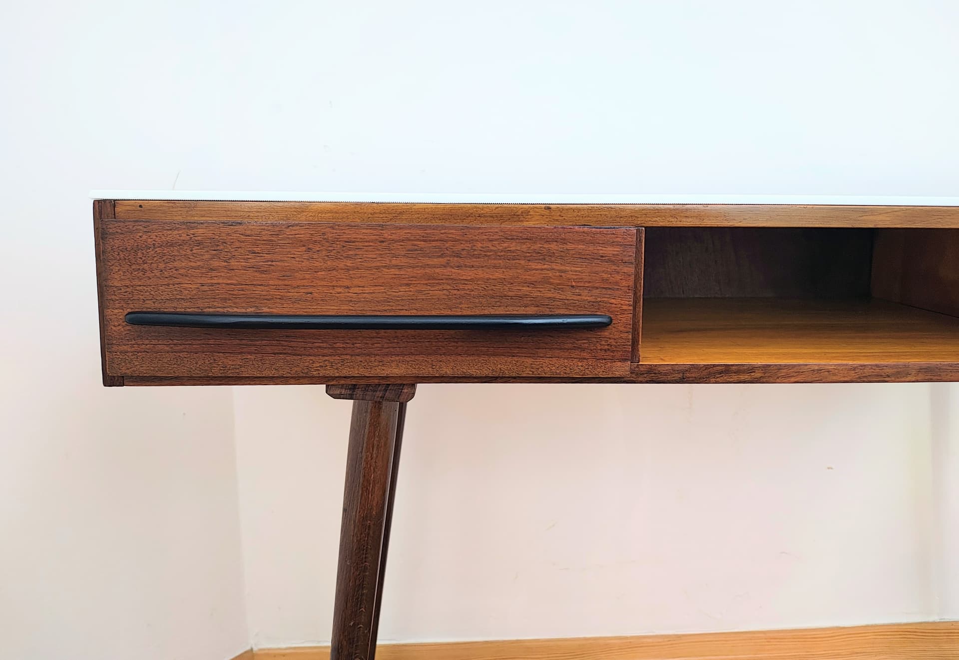 Konsolka biurko, jasnobrązowy, drewno, uchwyty metal czarny, proj. M. Pozar, UP Závody, Czechosłowacja, lata 60. - 299031