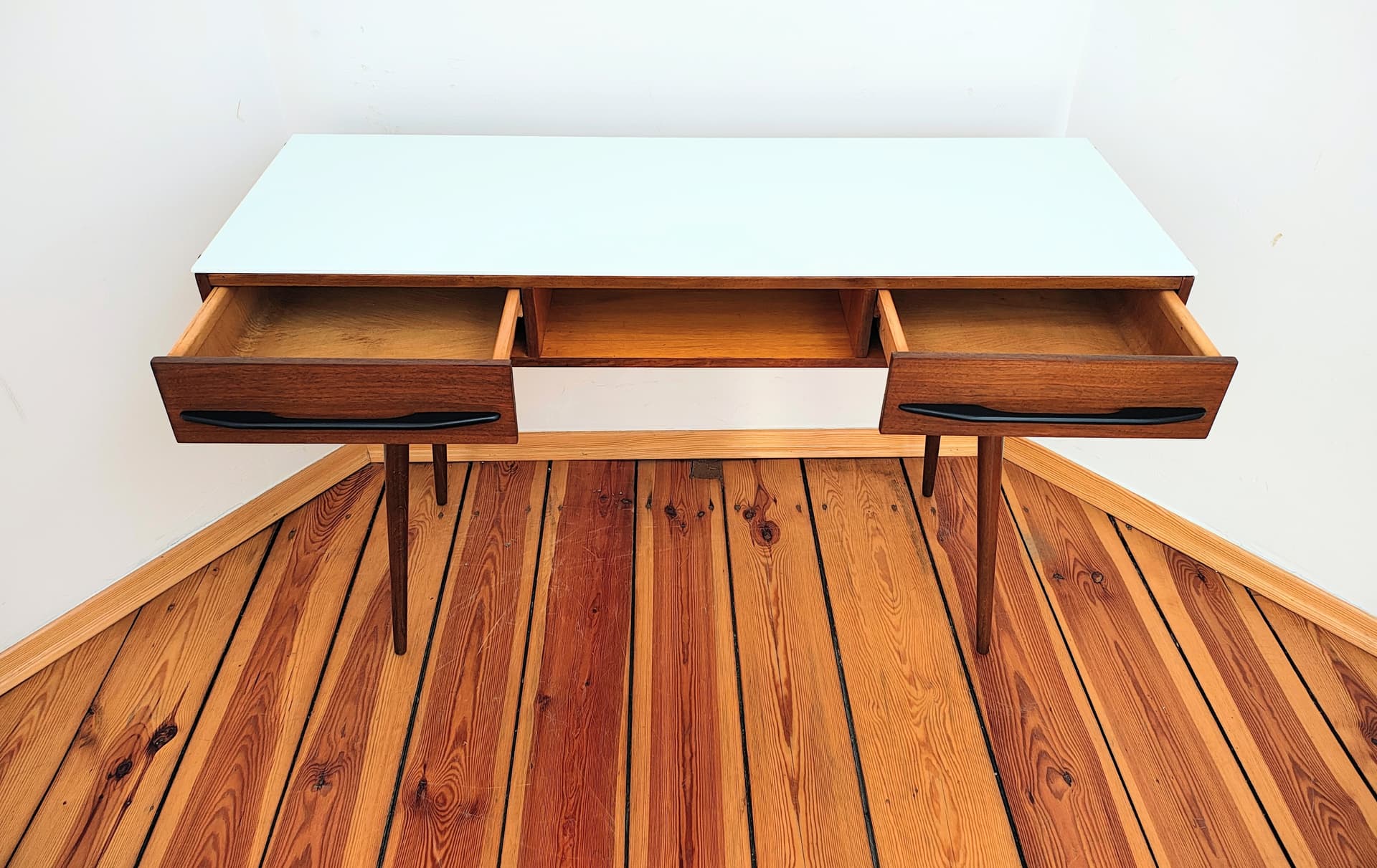 Konsolka biurko, jasnobrązowy, drewno, uchwyty metal czarny, proj. M. Pozar, UP Závody, Czechosłowacja, lata 60. - 299034