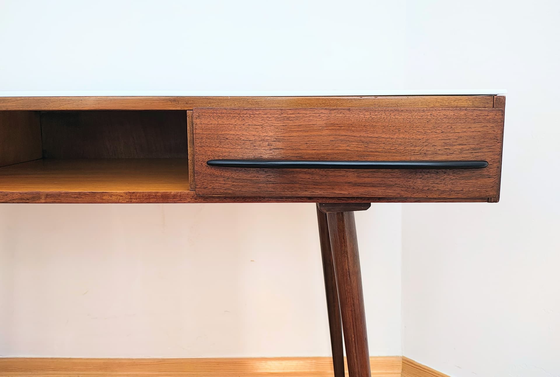 Konsolka biurko, jasnobrązowy, drewno, uchwyty metal czarny, proj. M. Pozar, UP Závody, Czechosłowacja, lata 60. - 299032