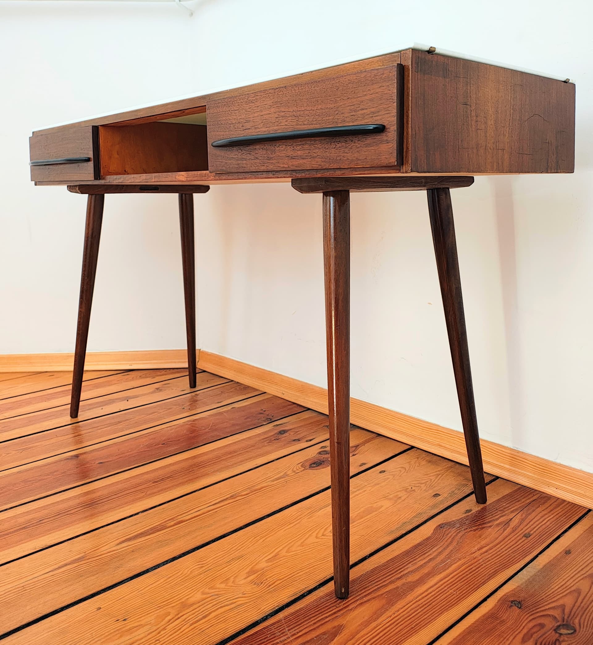 Konsolka biurko, jasnobrązowy, drewno, uchwyty metal czarny, proj. M. Pozar, UP Závody, Czechosłowacja, lata 60. - 299029