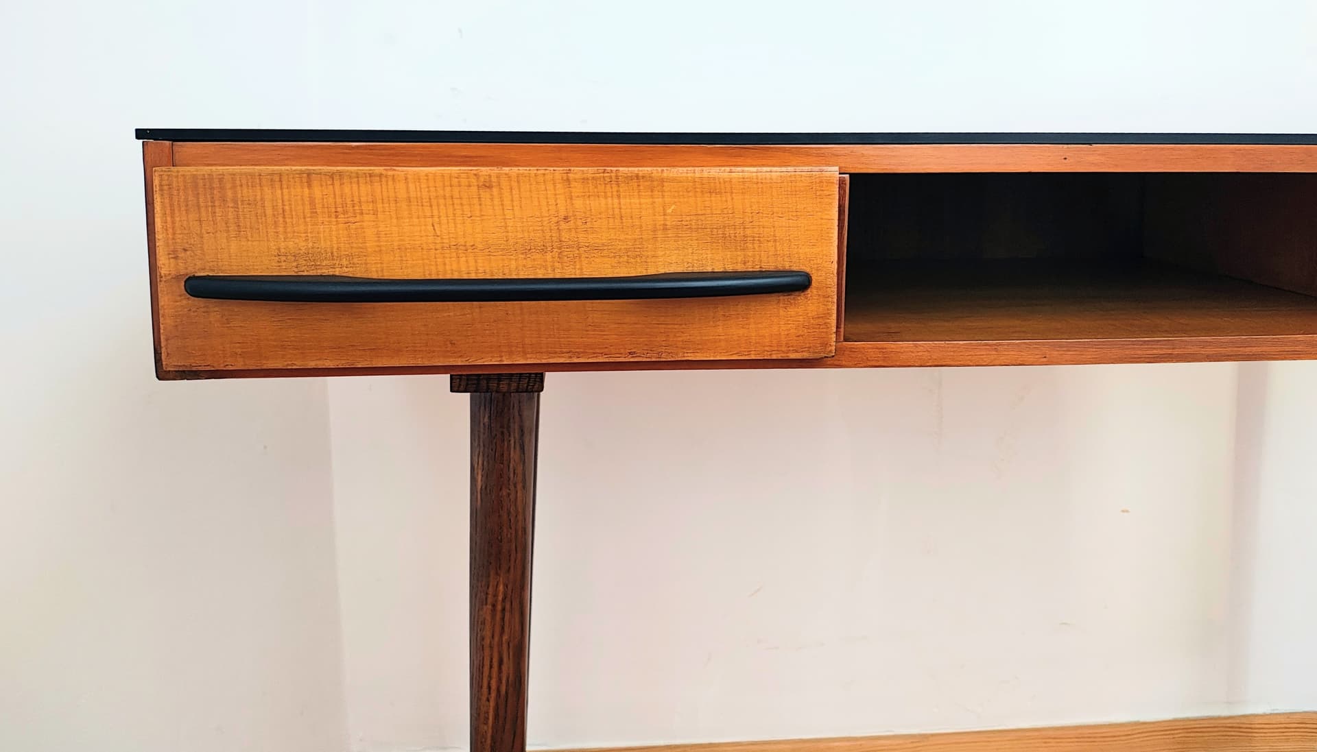 Konsolka biurko, jasnobrązowy dąb, blat czarny, proj. M. Pozar, UP Závody, Czechosłowacja, lata 60. - 299062