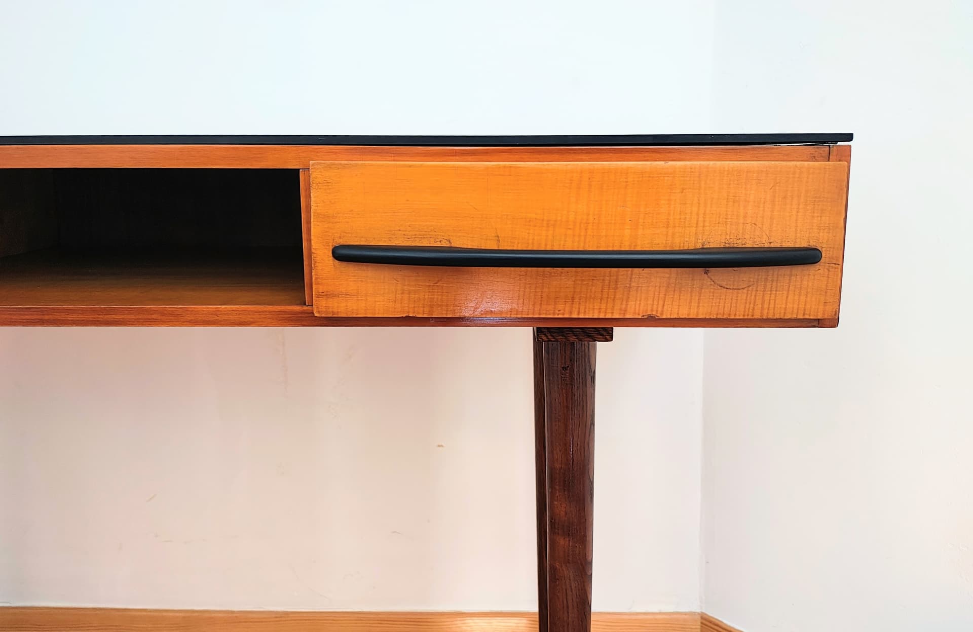 Konsolka biurko, jasnobrązowy dąb, blat czarny, proj. M. Pozar, UP Závody, Czechosłowacja, lata 60. - 299059