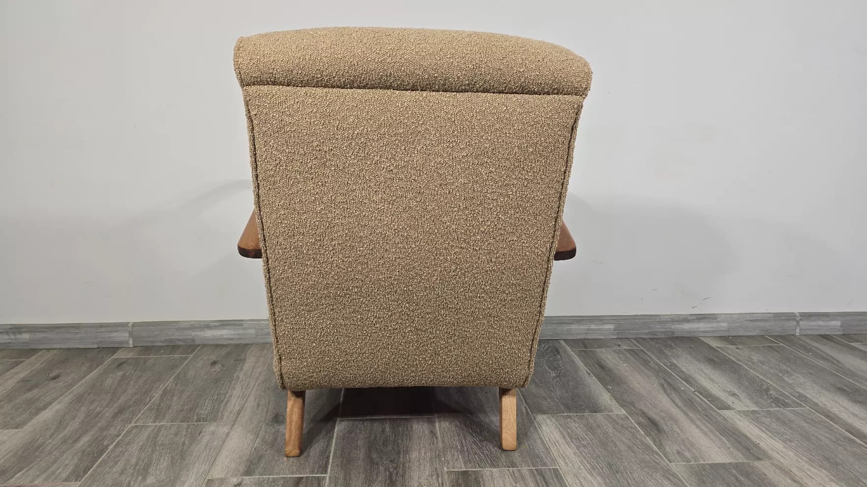 Fotel H 410, bouclé beżowy, drewno brązowy, proj. J. Halabala, UP Závody, Czechosłowacja, lata 50. - 299204