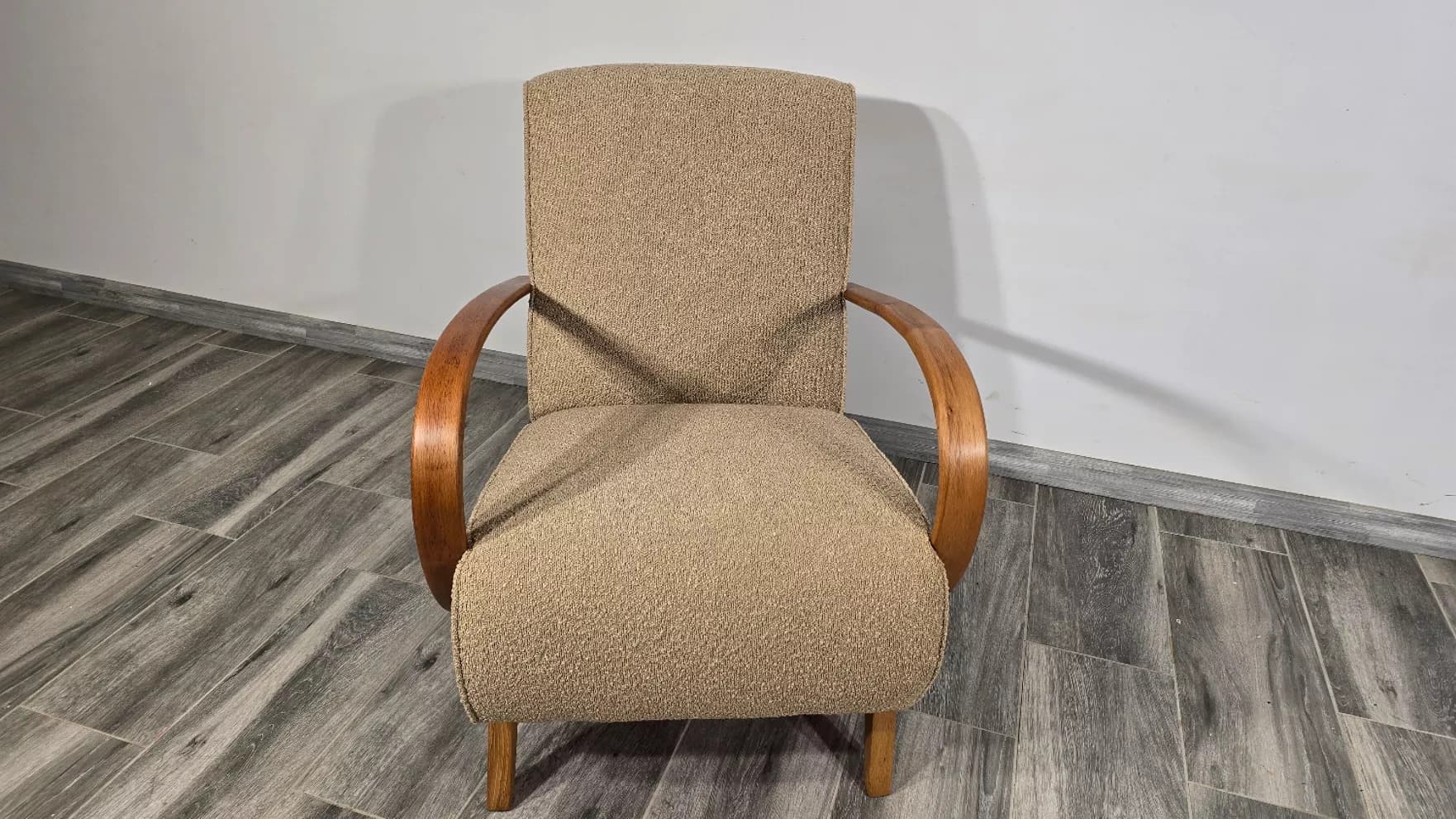 Fotel H 410, bouclé beżowy, drewno brązowy, proj. J. Halabala, UP Závody, Czechosłowacja, lata 50. - 299201