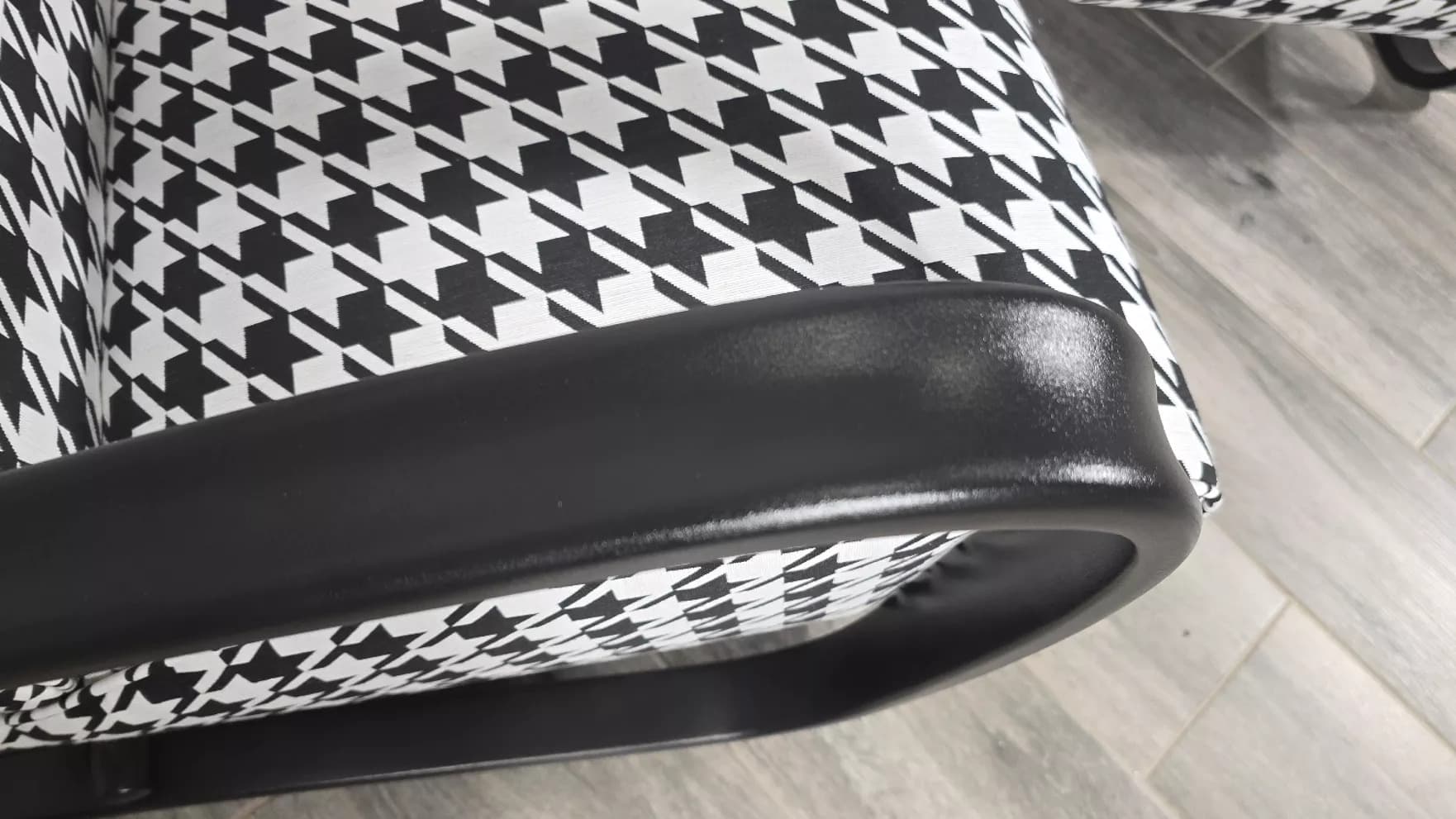 Fotel H269, velvet czarno-biały, drewno czarne, proj. J. Halabala, UP Závody, Czechosłowacja, lata 50. - 299211