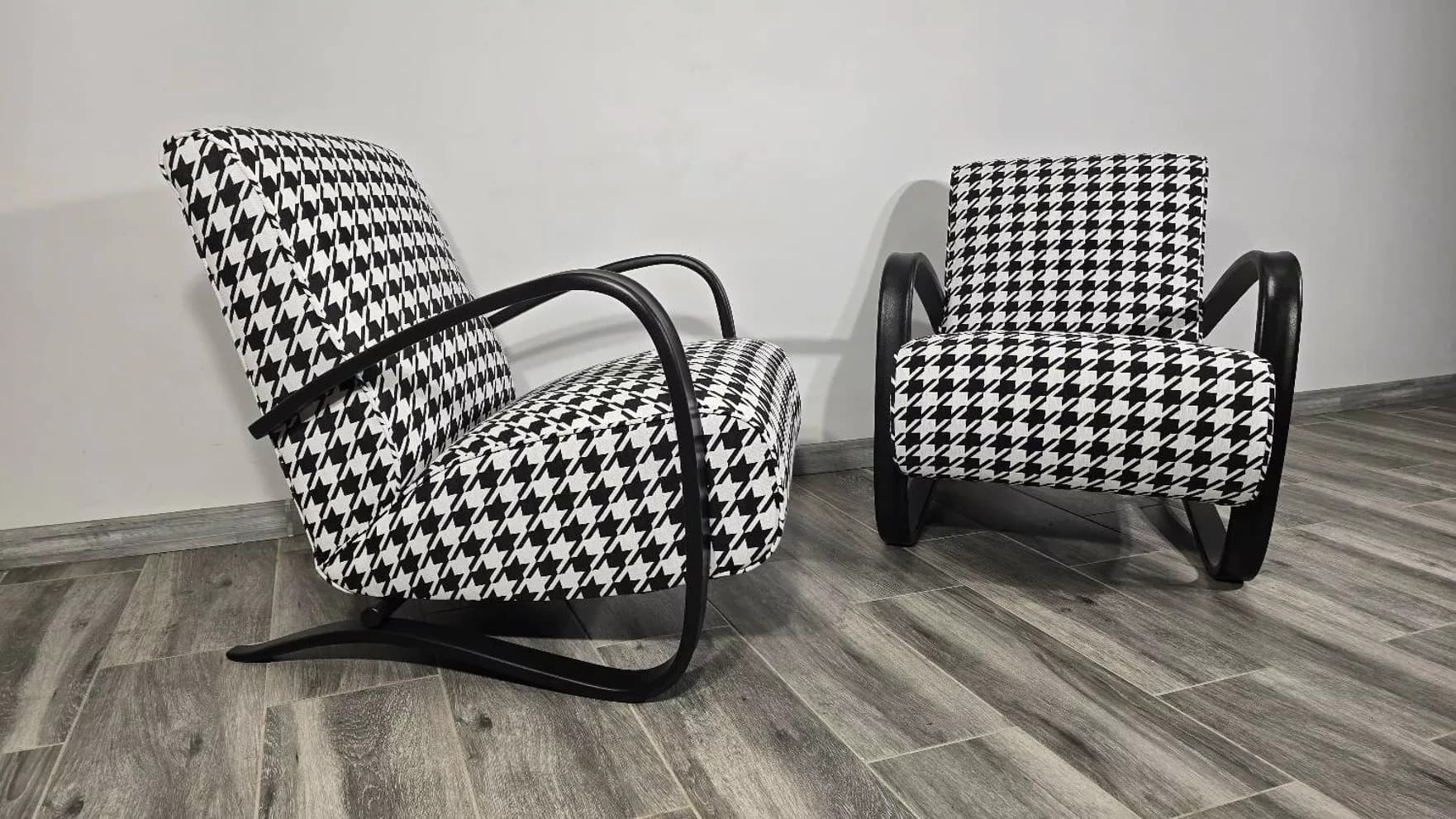 Fotel H269, velvet czarno-biały, drewno czarne, proj. J. Halabala, UP Závody, Czechosłowacja, lata 50. - 299210