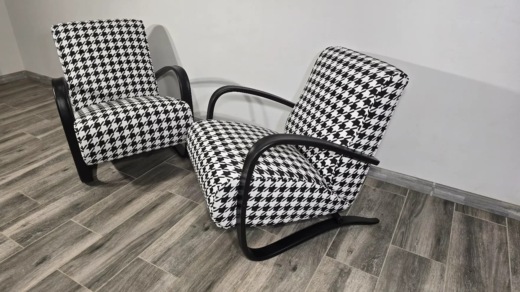 Fotel H269, velvet czarno-biały, drewno czarne, proj. J. Halabala, UP Závody, Czechosłowacja, lata 50. - 299212