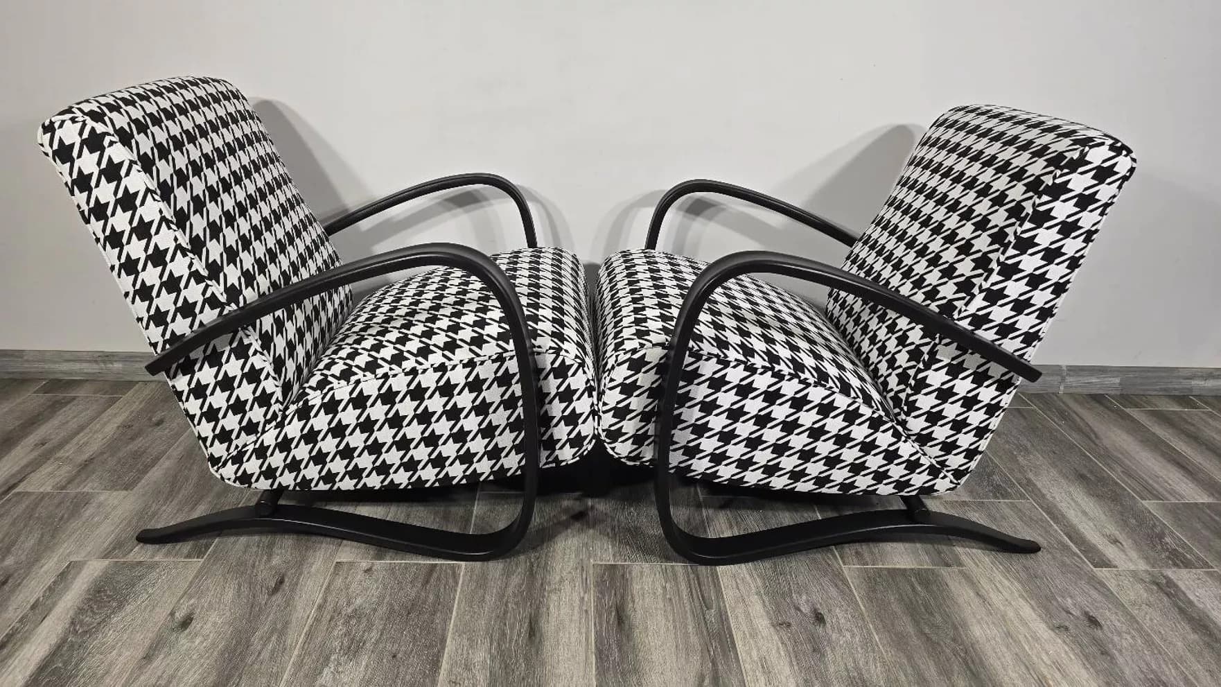 Fotel H269, velvet czarno-biały, drewno czarne, proj. J. Halabala, UP Závody, Czechosłowacja, lata 50. - 299209