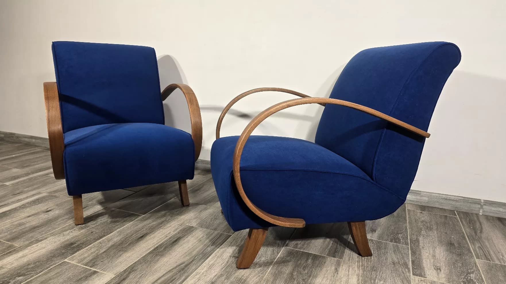 Para foteli H 410, bouclé granat, orzech, proj. J. Halabala, UP Závody, Czechosłowacja, lata 60. - 299258