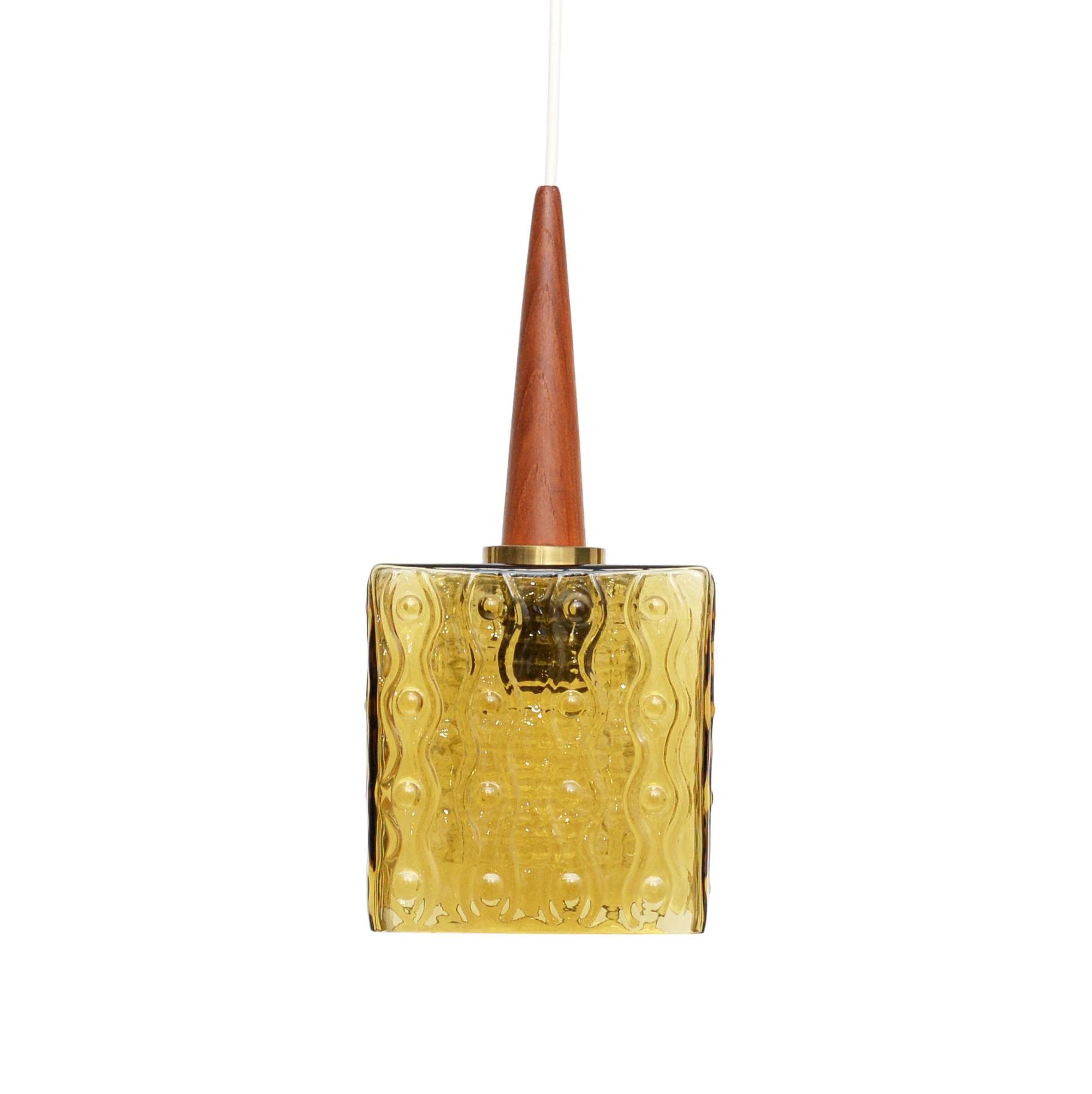 Lampa wisząca, szkło bursztynowe, drewno tekowe, mosiądz, proj. C. Fagerlund, Szwecja, lata 70.