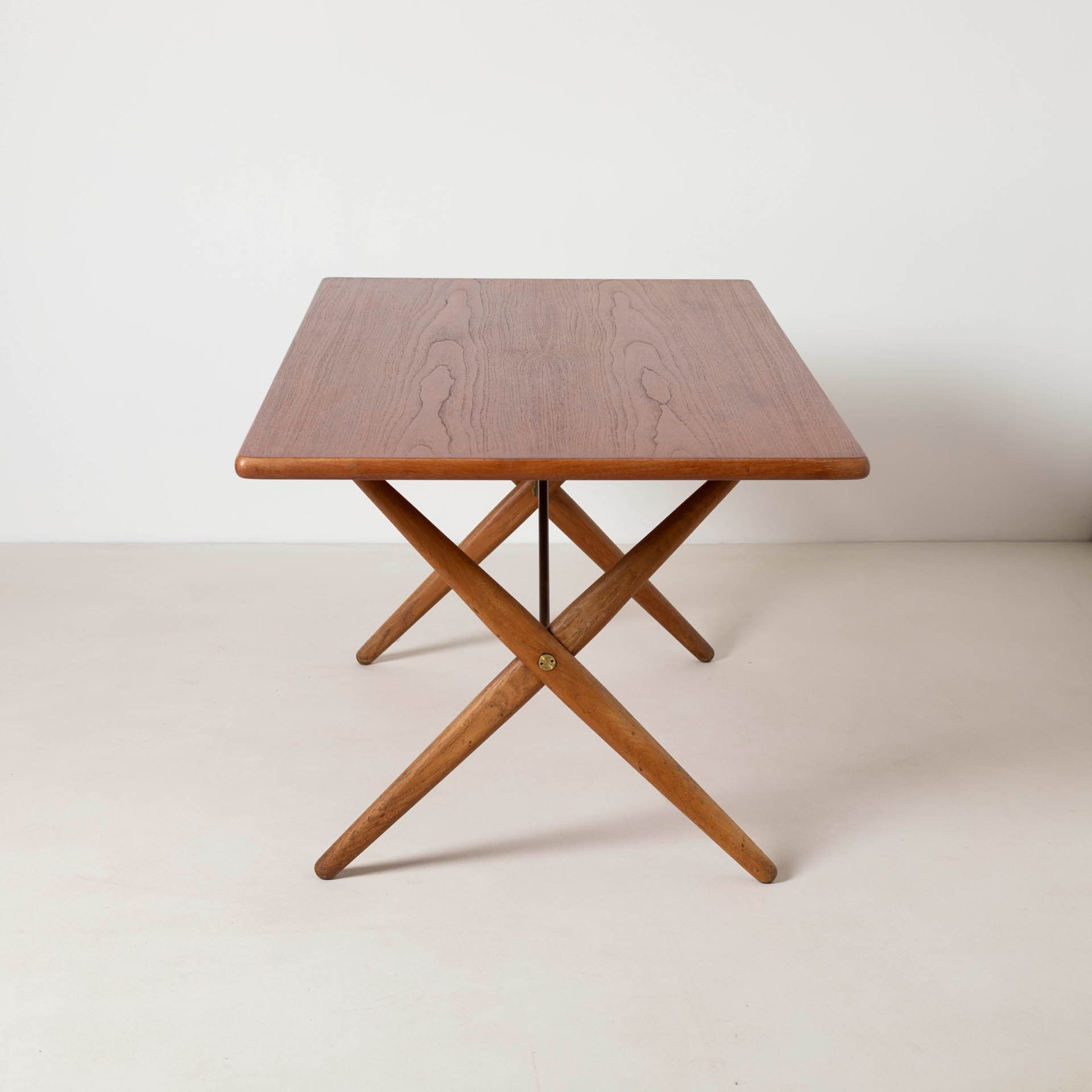 Stół jadalniany AT-303 Sawhorse, teak brązowy, dąb beżowy, proj. H. Wegner, Andreas Tuck, Dania, lata 60. - 299437