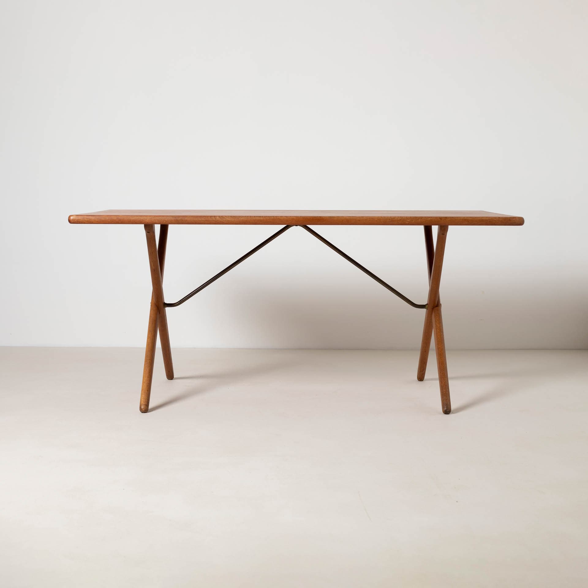 Stół jadalniany AT-303 Sawhorse, teak brązowy, dąb beżowy, proj. H. Wegner, Andreas Tuck, Dania, lata 60. - 299435
