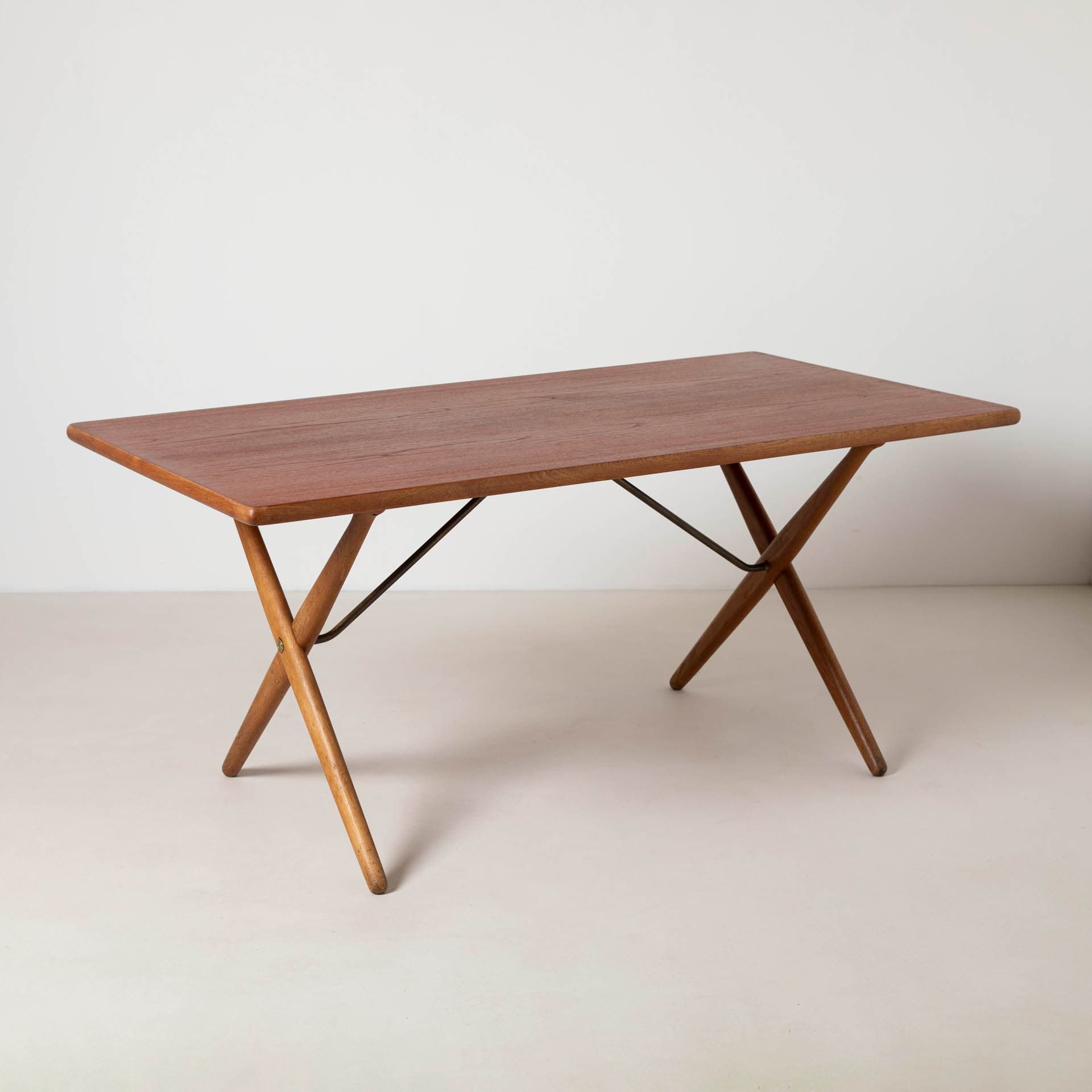 Stół jadalniany AT-303 Sawhorse, teak brązowy, dąb beżowy, proj. H. Wegner, Andreas Tuck, Dania, lata 60. - 299433