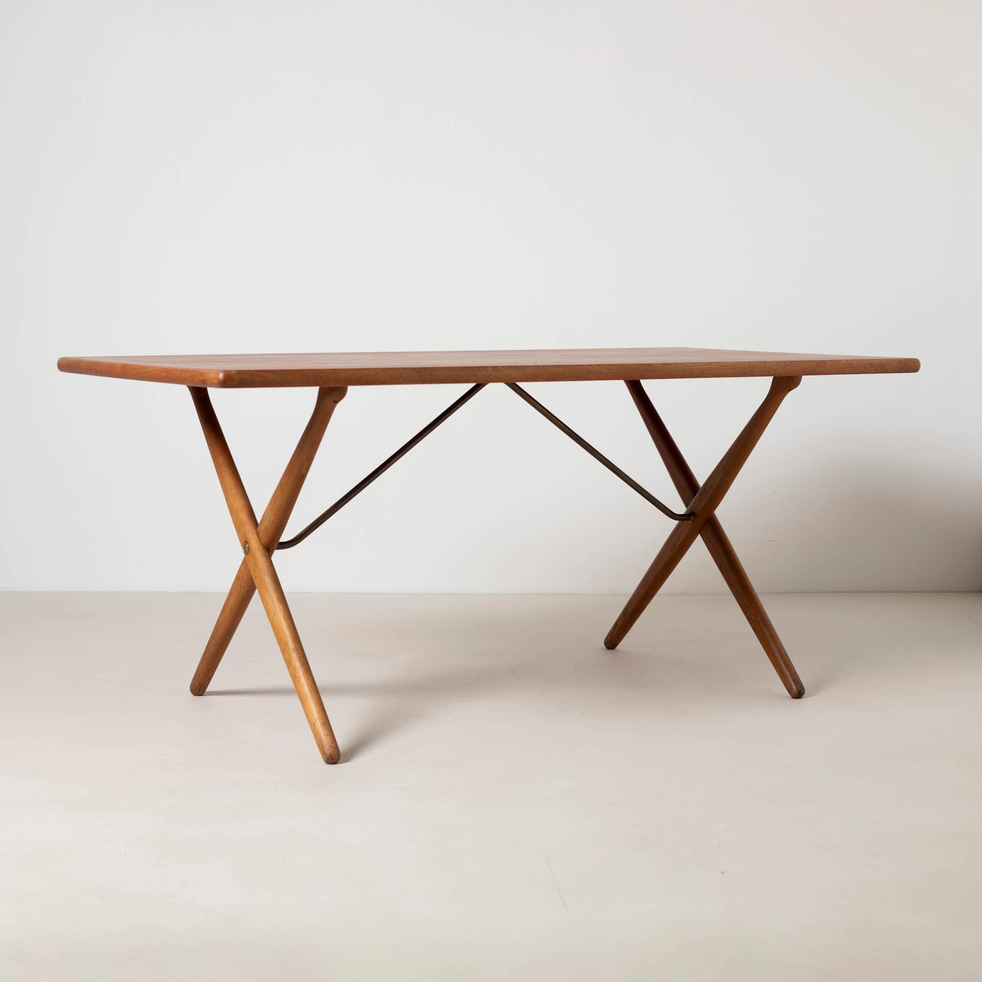 Stół jadalniany AT-303 Sawhorse, teak brązowy, dąb beżowy, proj. H. Wegner, Andreas Tuck, Dania, lata 60. - 299436
