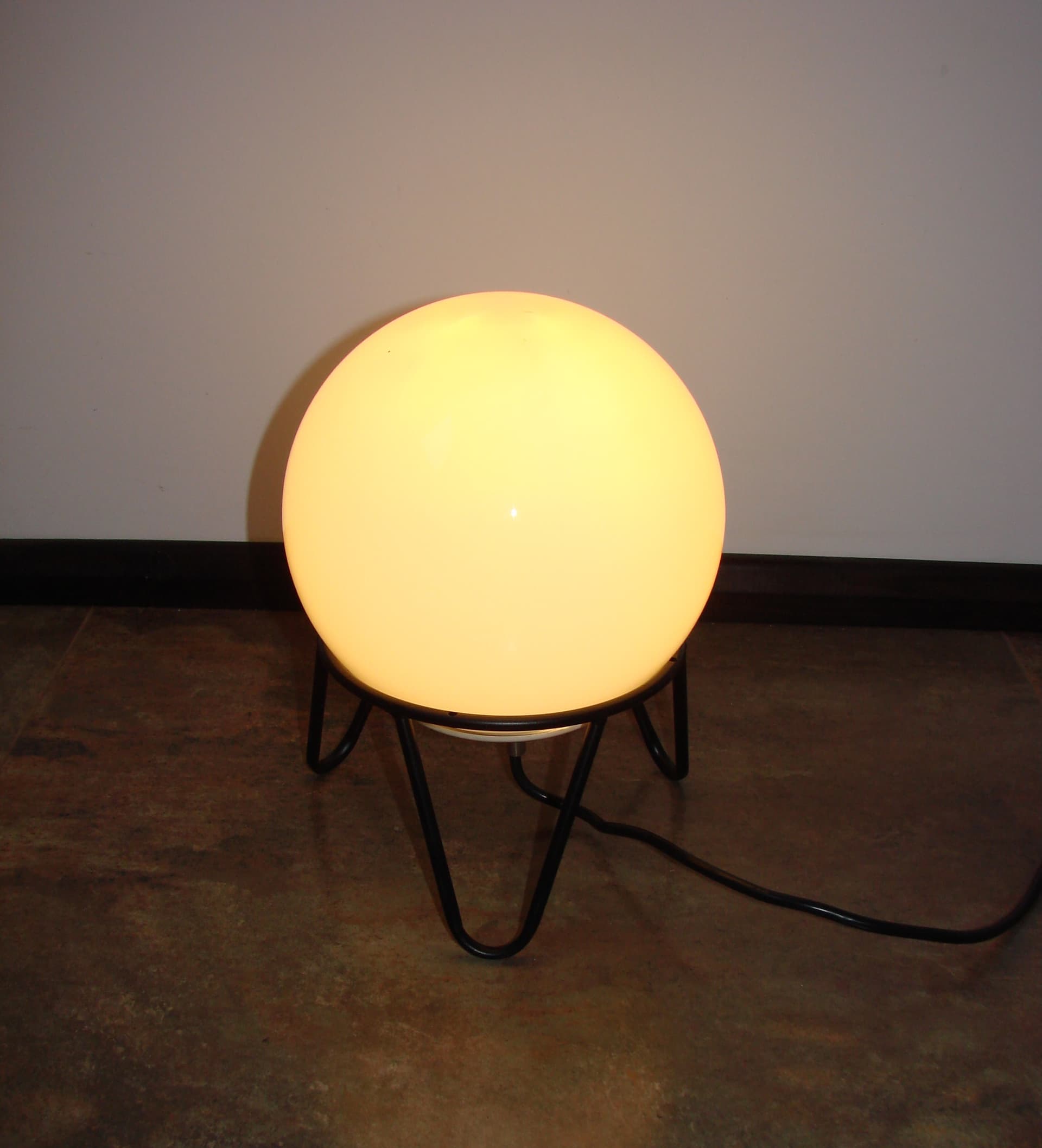 Table Lamp Globe, white glass, black metal, 1980s - 299463