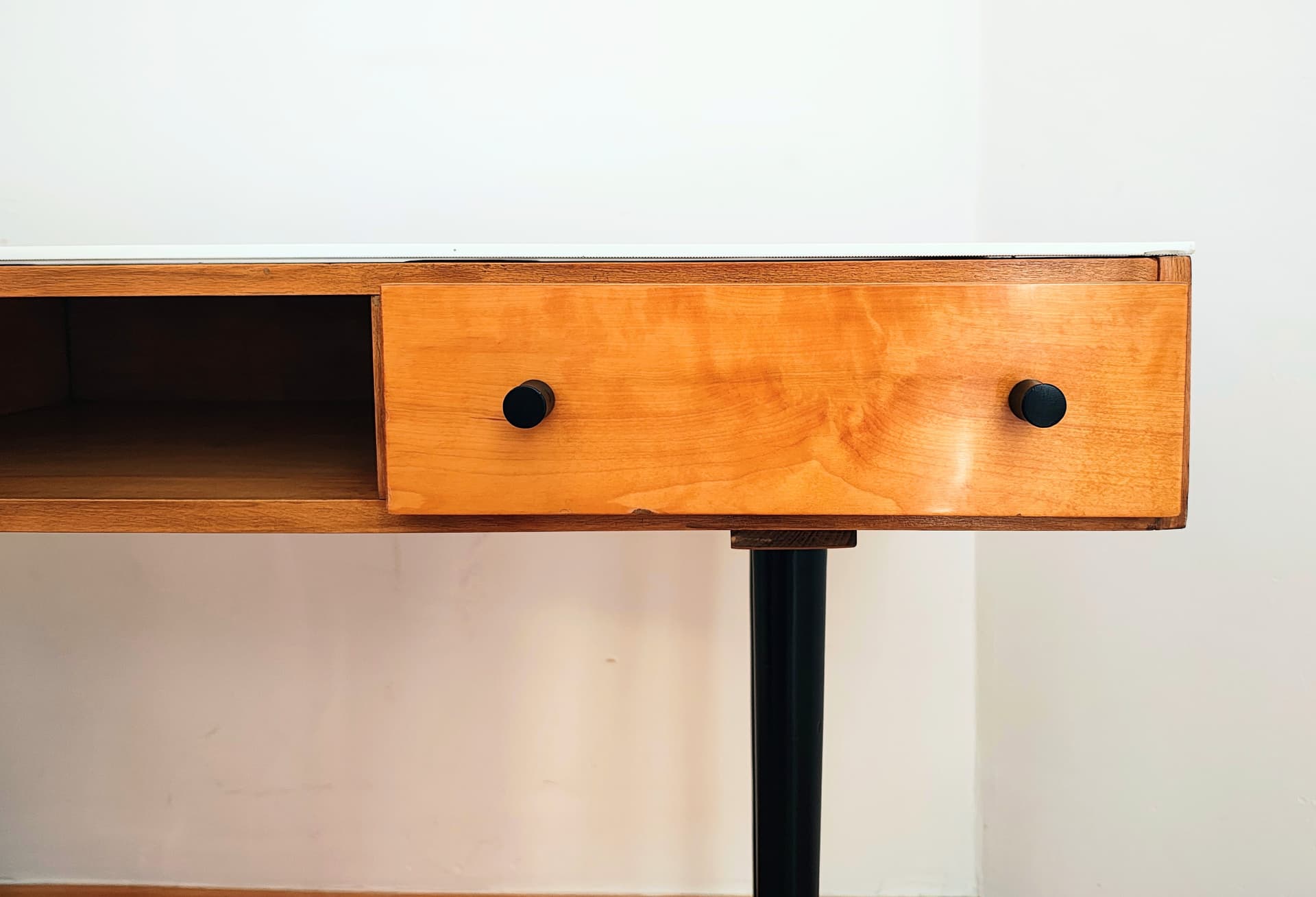 Konsolka biurko, jasnobrązowy dąb, blat czarny, proj. M. Pozar, UP Závody, Czechosłowacja, lata 60. - 299606