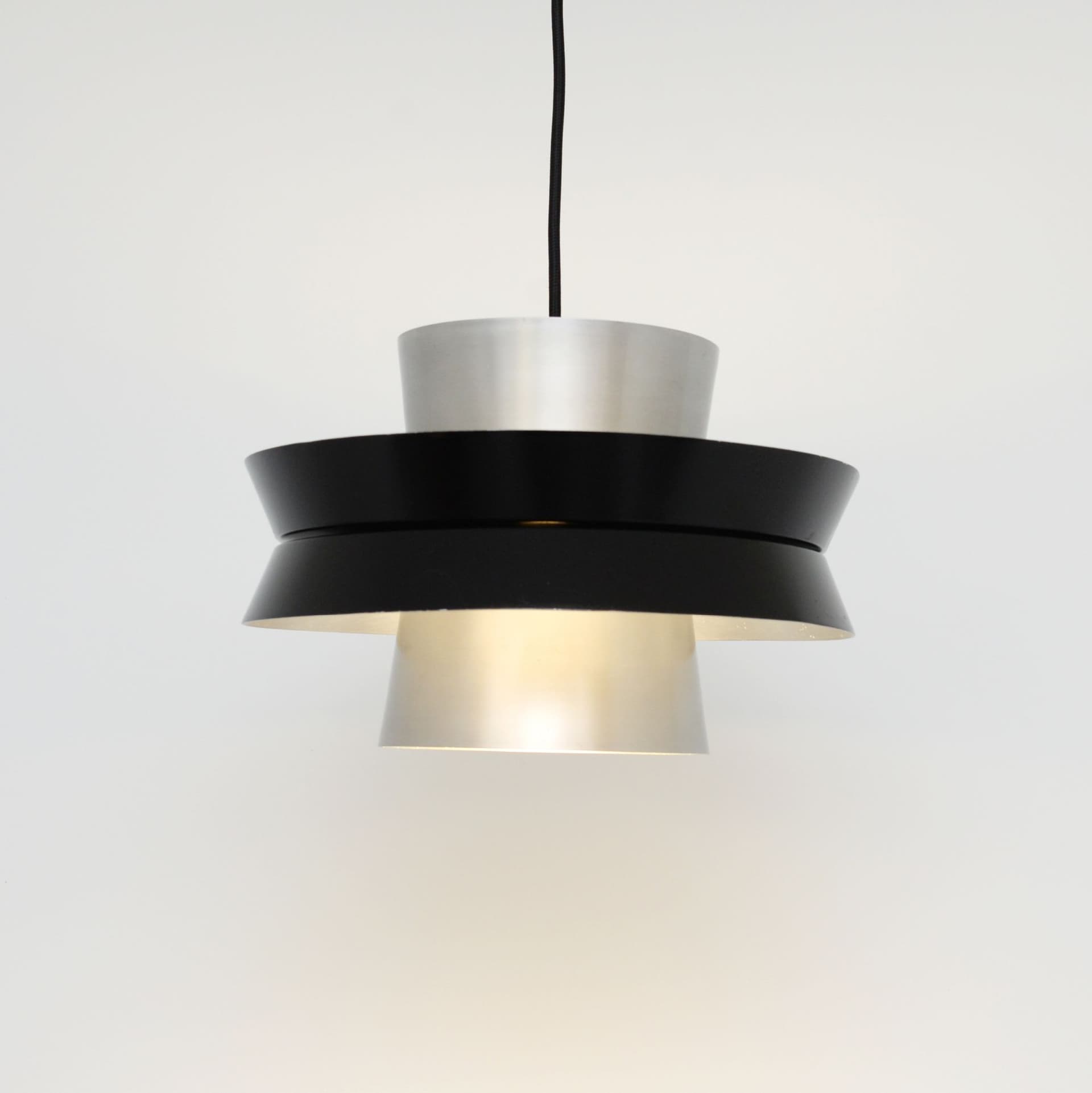 Lampa wisząca, srebrny aluminium, czarny aluminium, Szwecja, lata 60. - 299866