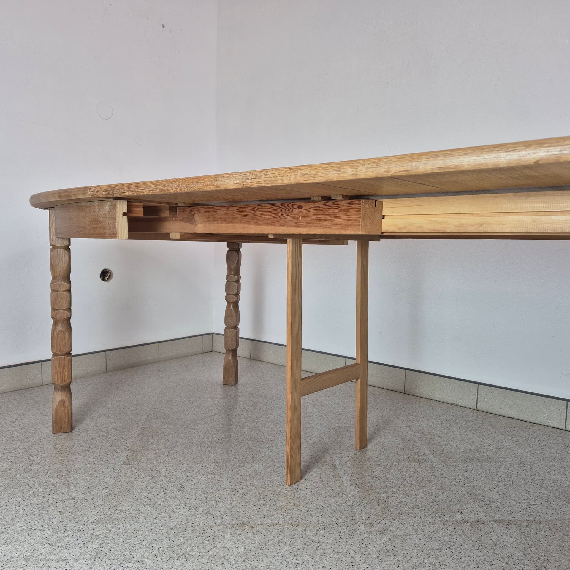 Stół rozkładany, dąb brązowy, proj. H. Kjaernulf, Dania, lata 60. - 299880
