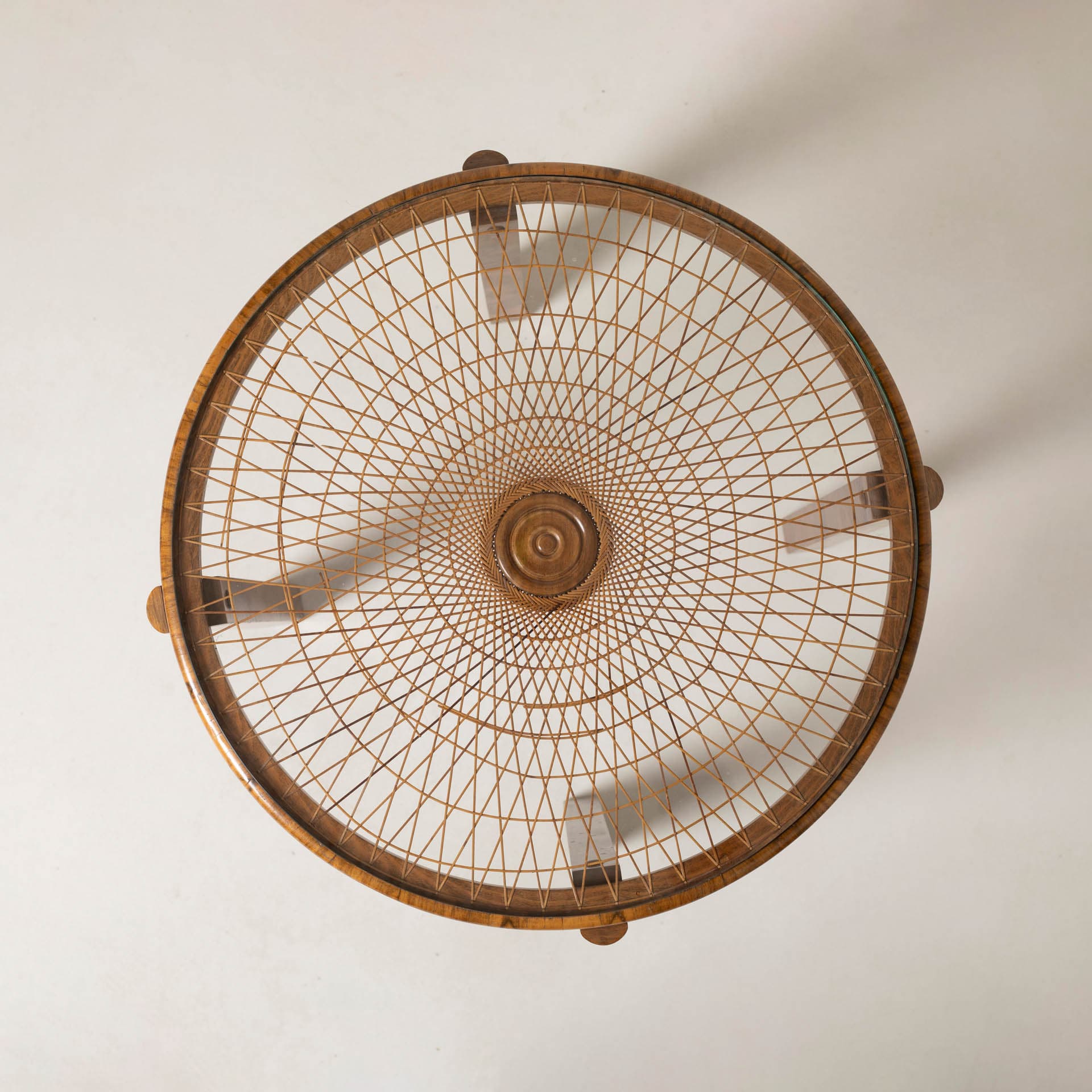 Stolik pomocniczy Art Déco, orzech brązowy, rattan beżowy, szkło transparentne, Polska, lata 40. - 300231