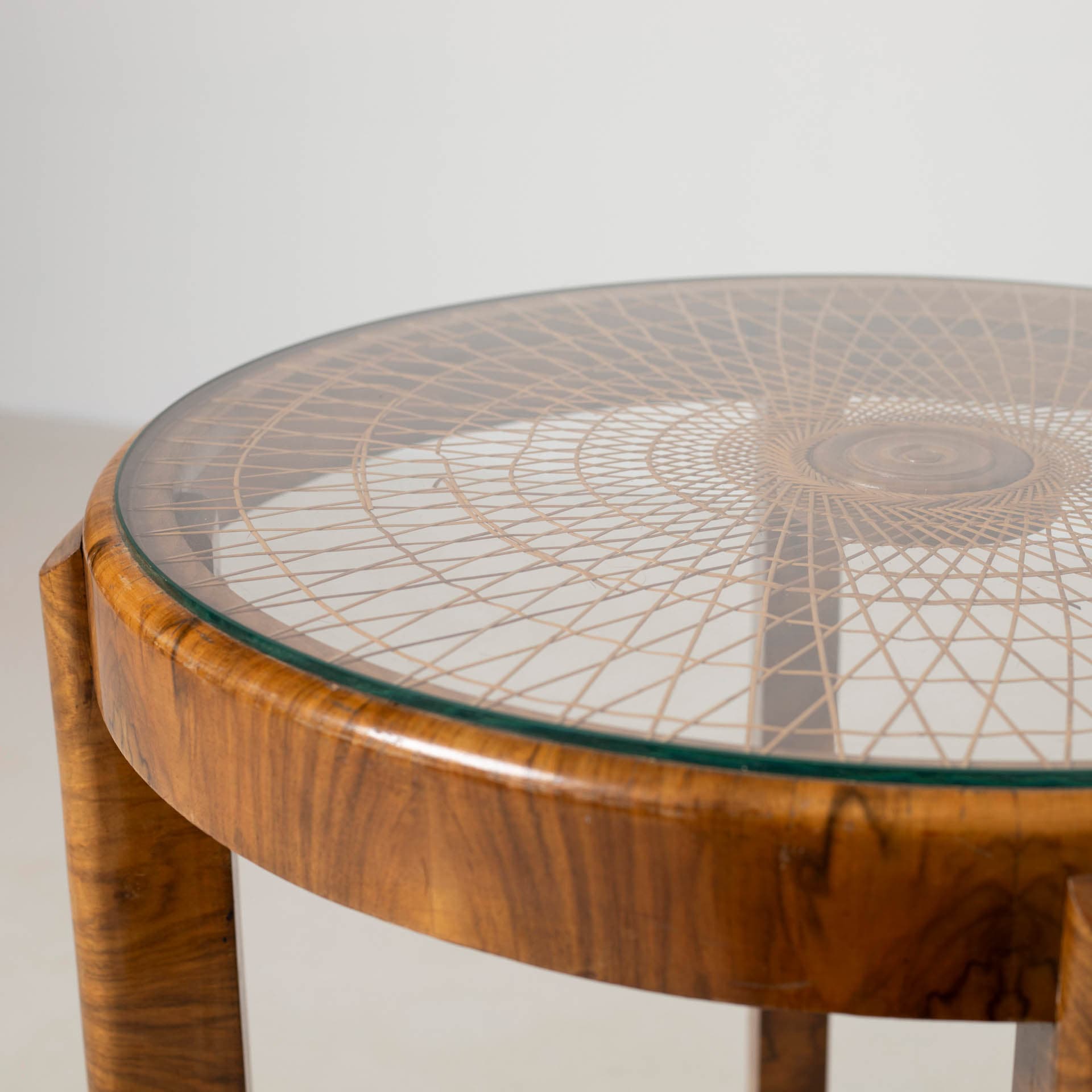 Stolik pomocniczy Art Déco, orzech brązowy, rattan beżowy, szkło transparentne, Polska, lata 40. - 300230