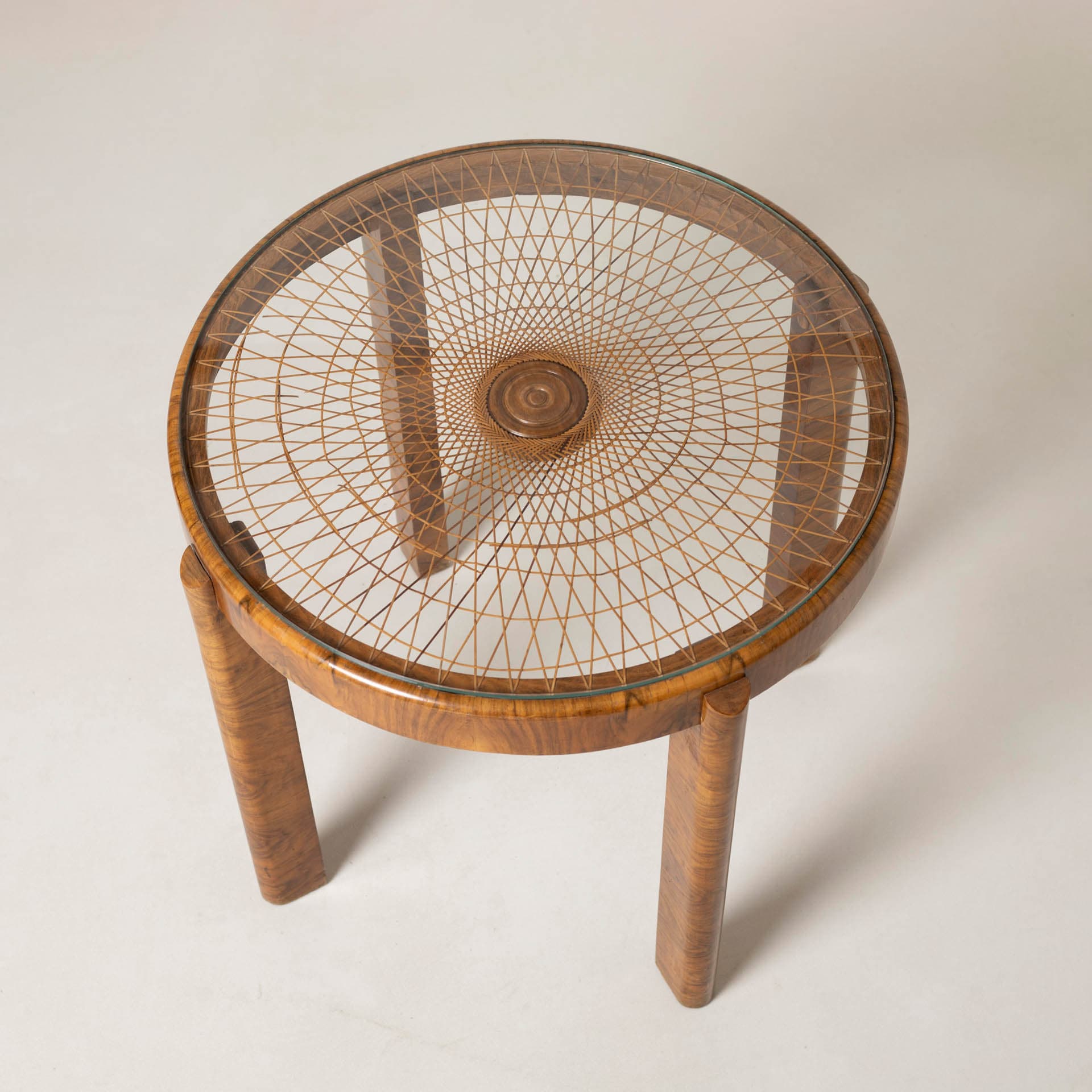 Stolik pomocniczy Art Déco, orzech brązowy, rattan beżowy, szkło transparentne, Polska, lata 40. - 300228