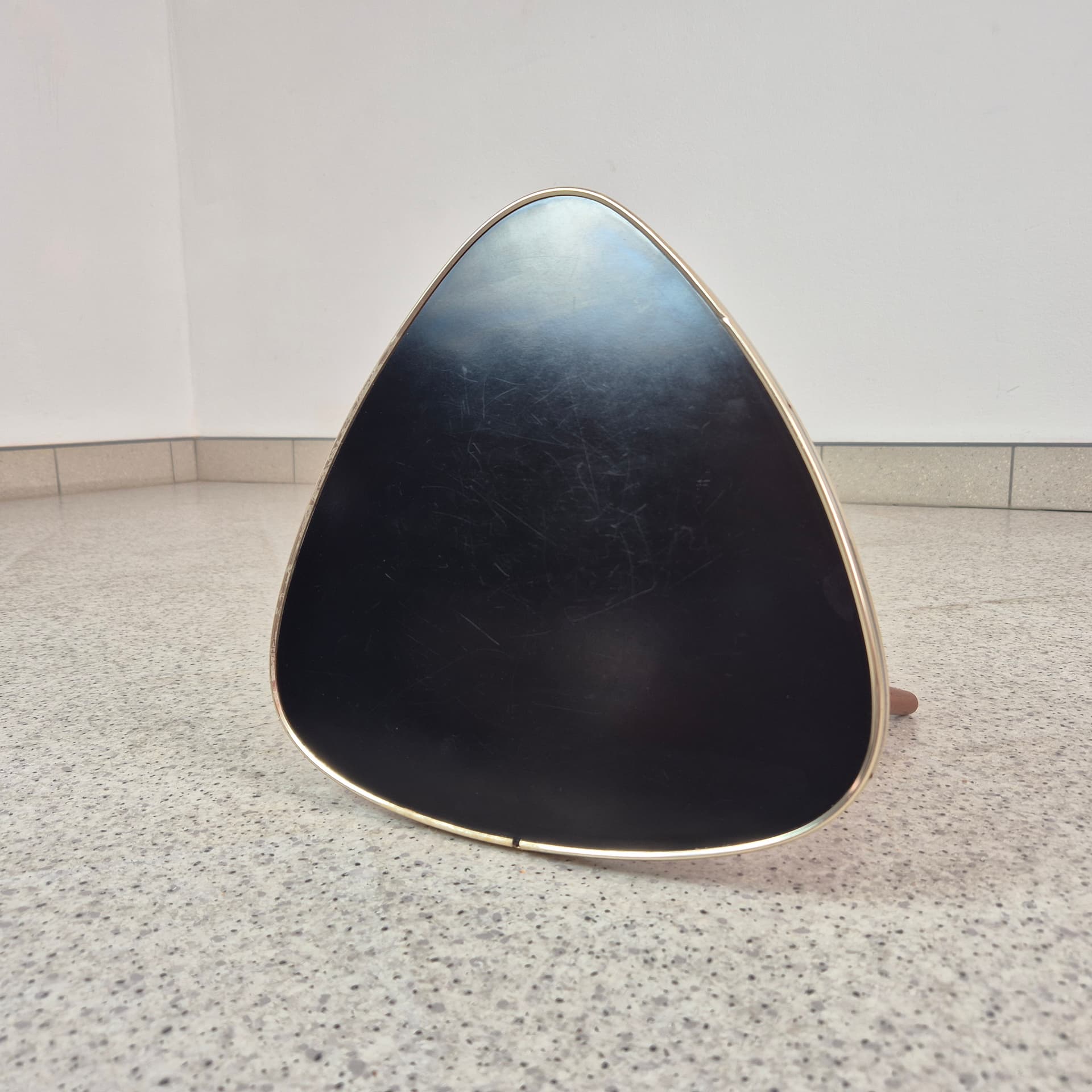 Kwietnik rockabilly, blat laminat czarny, drewno brązowe, metal złoty, Niemcy, lata 60. - 300400