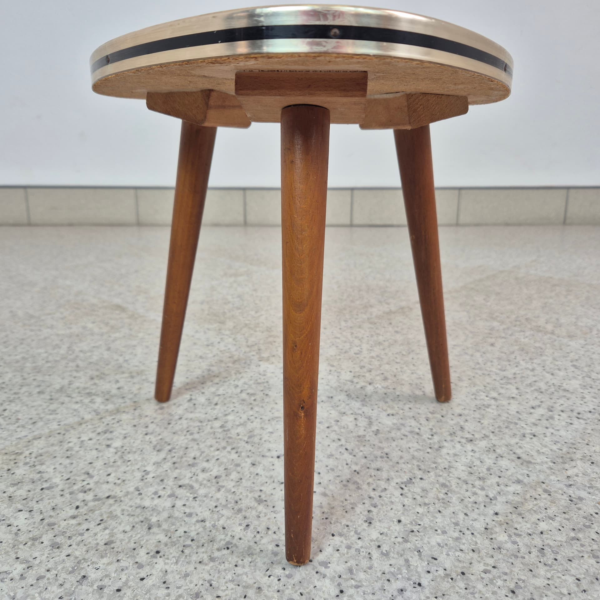 Kwietnik rockabilly, blat laminat czarny, drewno brązowe, metal złoty, Niemcy, lata 60. - 300401