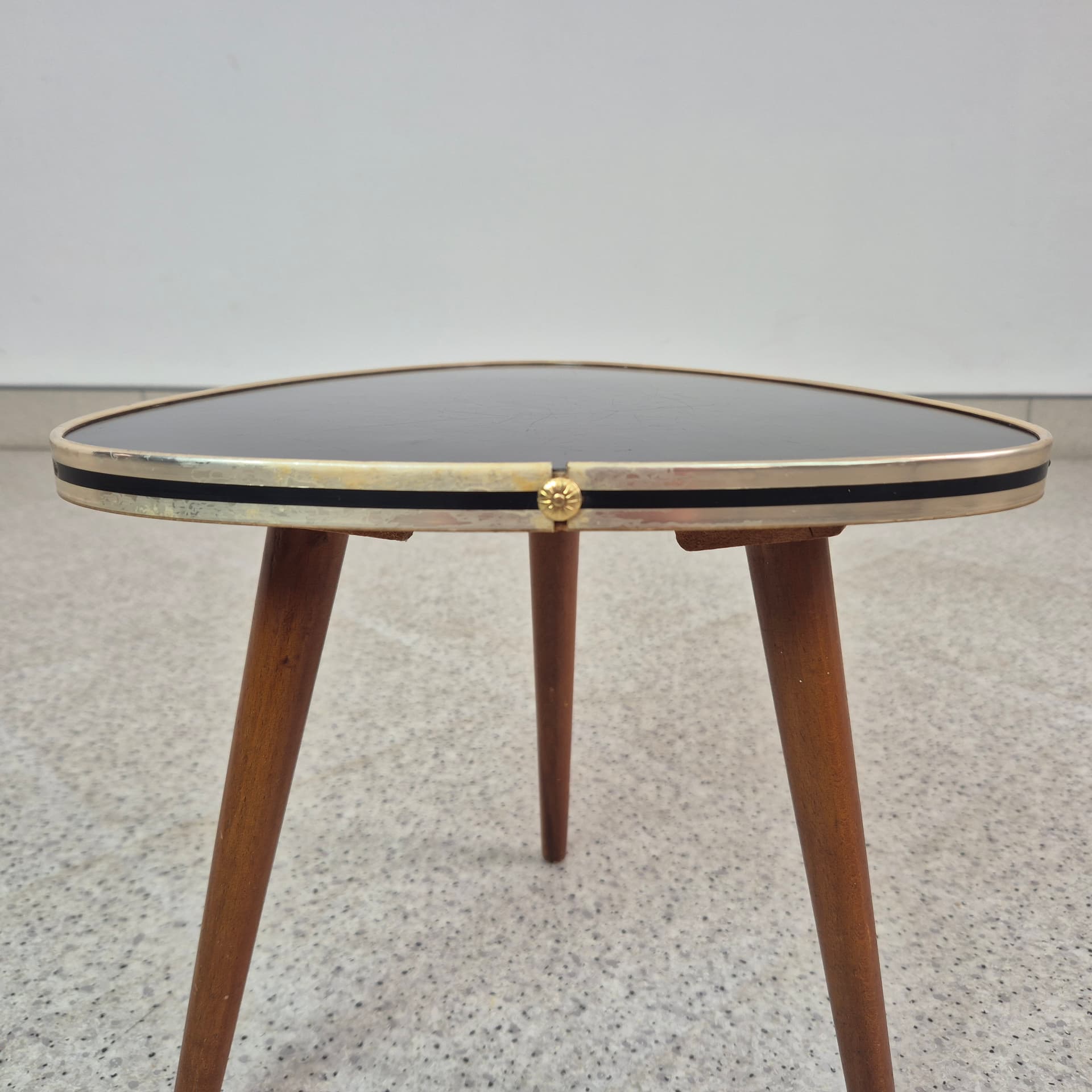 Kwietnik rockabilly, blat laminat czarny, drewno brązowe, metal złoty, Niemcy, lata 60. - 300399