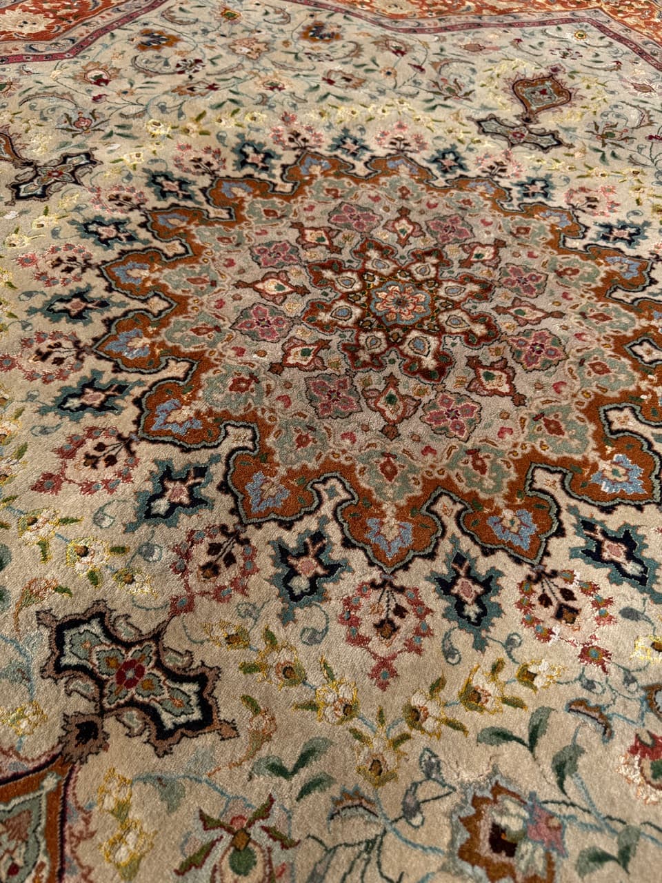 Dywan perski Tabriz, 260x250 cm, beżowy złoty czerwony niebieski zielony, wełna kaszmirowa jedwab, Iran - 300411