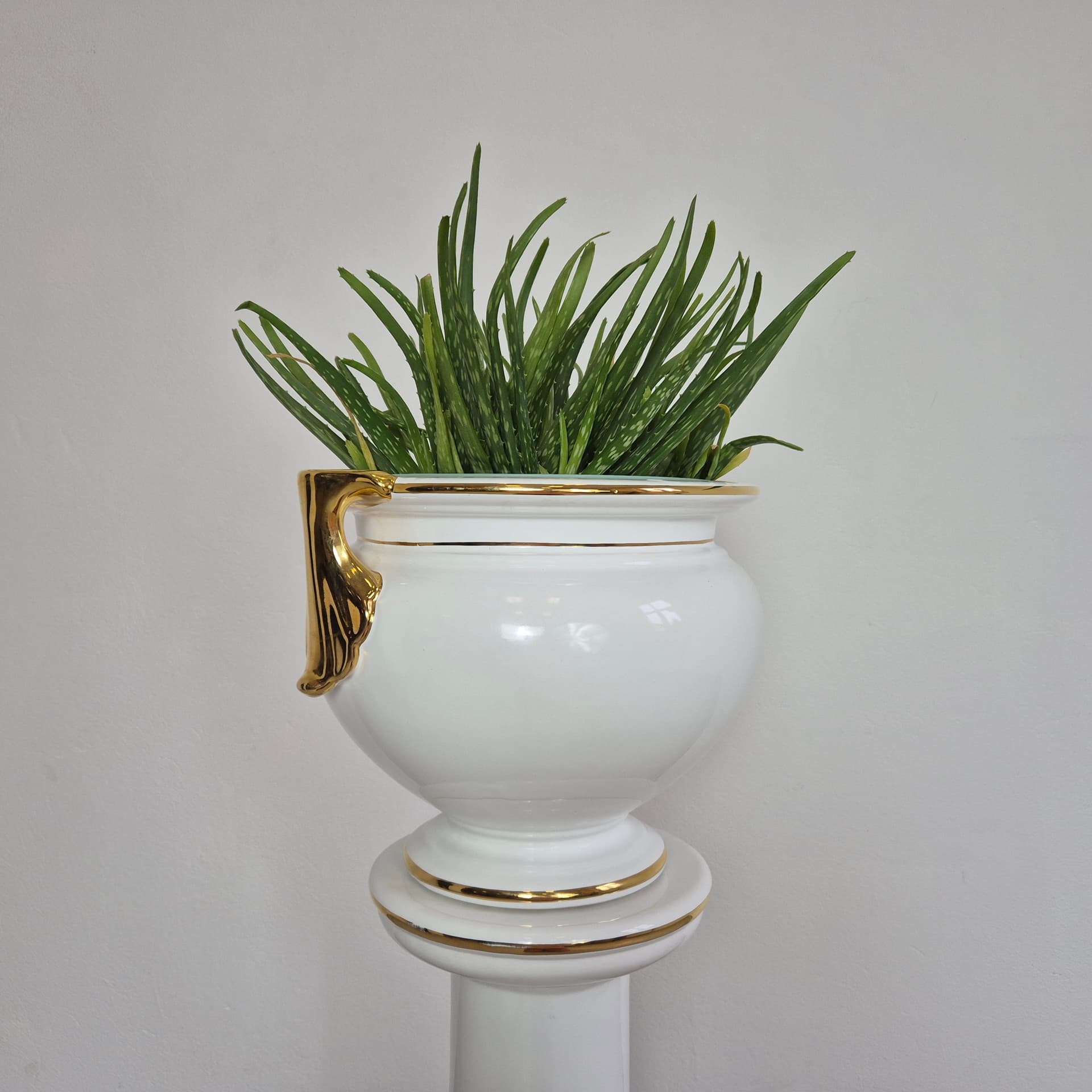 Donica na postumencie, porcelana biała, złoto, Niemcy, lata 80. - 300449