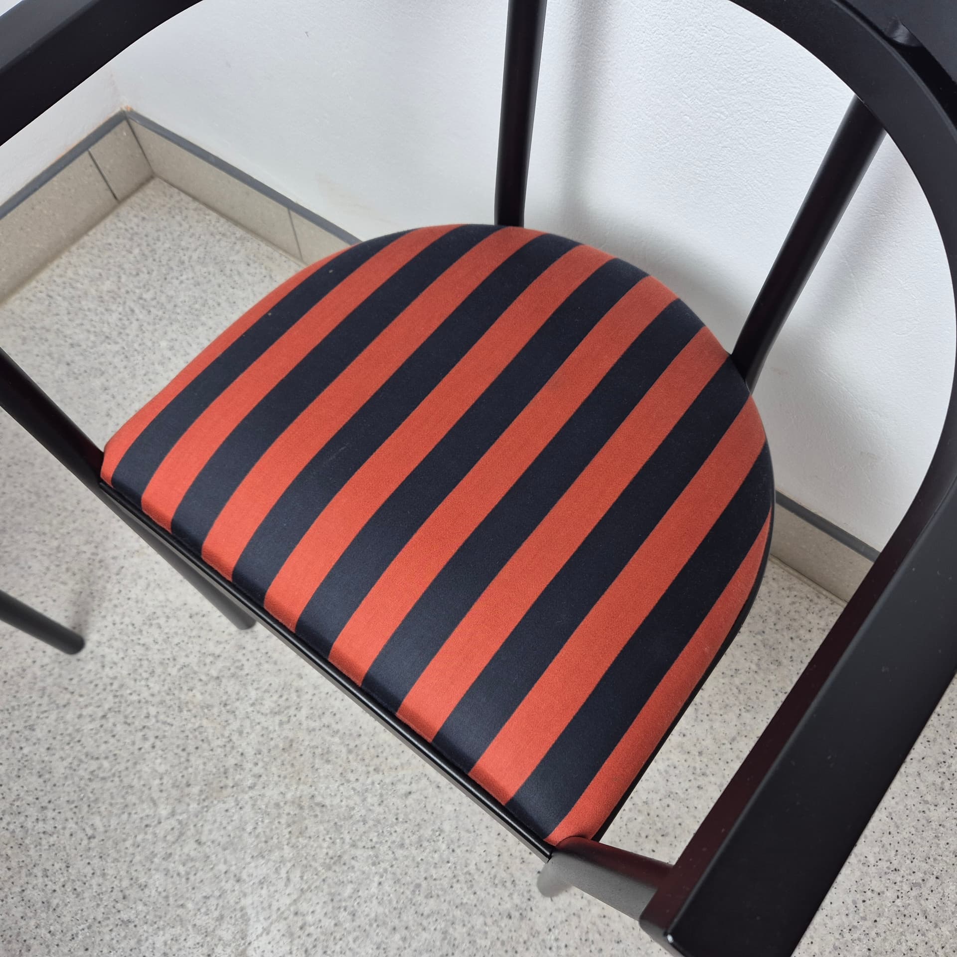 Krzesło, czarny metal, plastik czarny, tkanina czerwono-czarna, Ikea, Szwecja, lata 90. - 300521