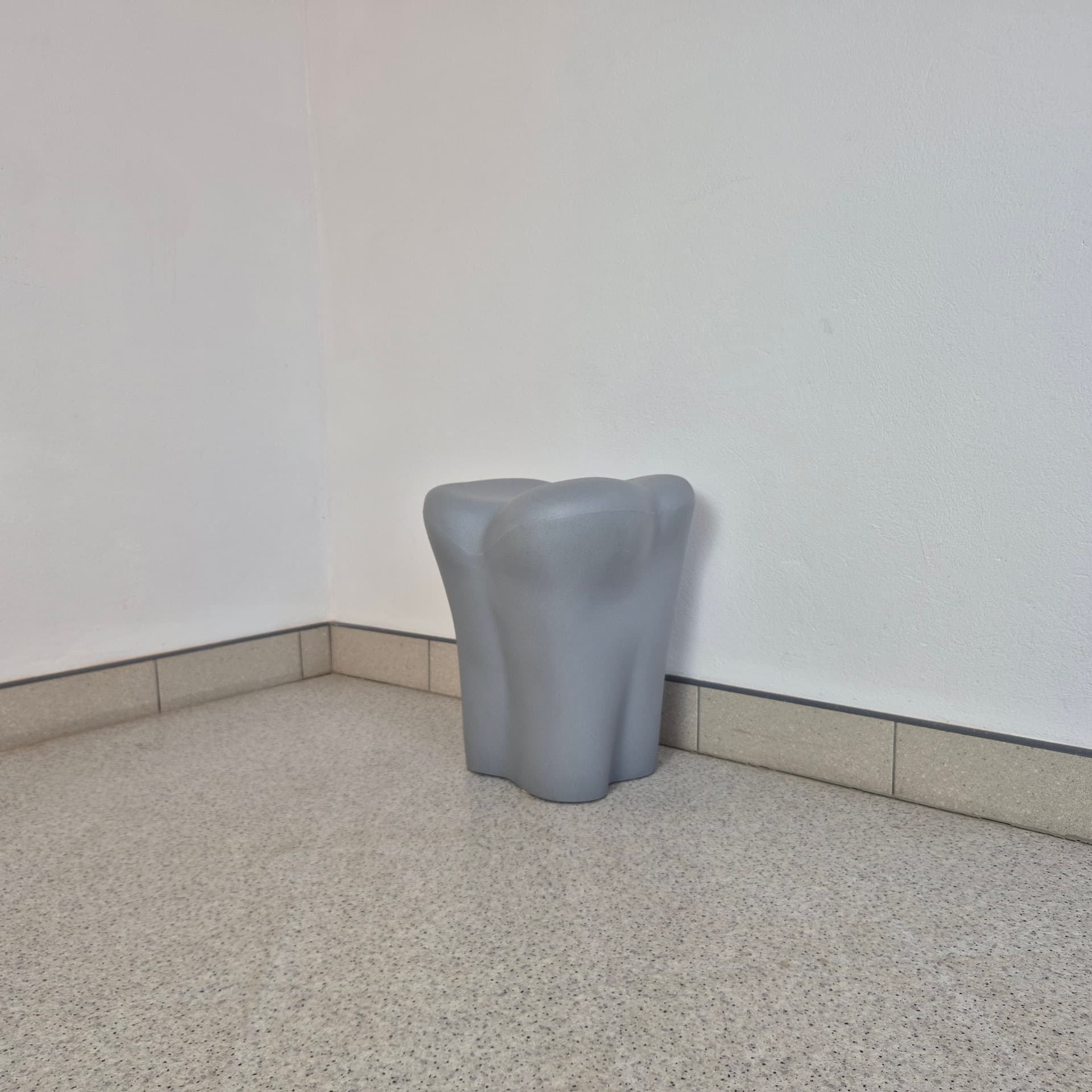 Stool The Tooth, grey plastic, by P. Starck, early 21st c. - 300536