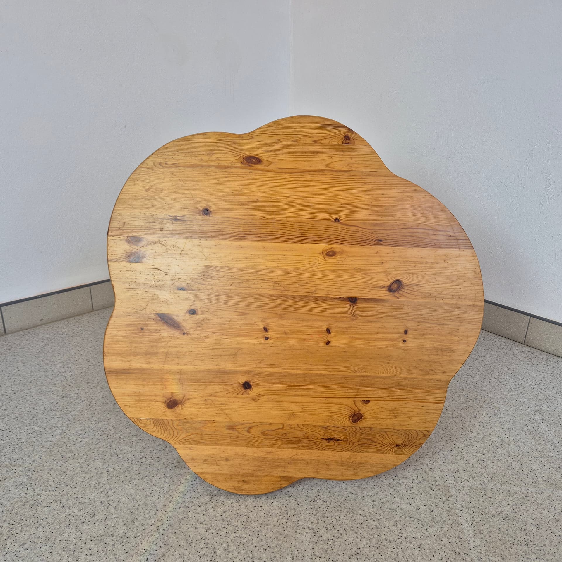 Coffee table, R. Daumiller style, brown pine, 1970s. - 300605