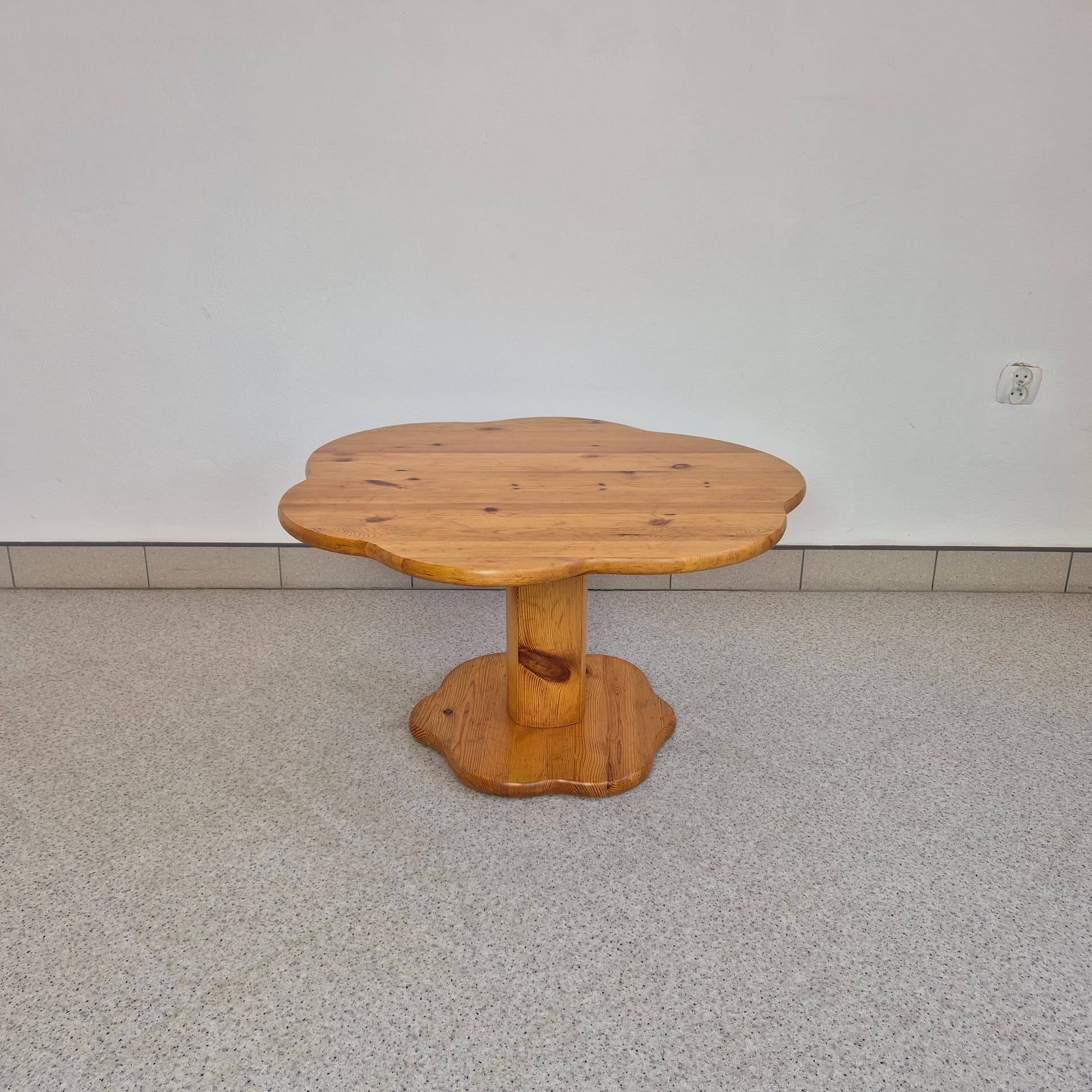 Coffee table, R. Daumiller style, brown pine, 1970s. - 300602