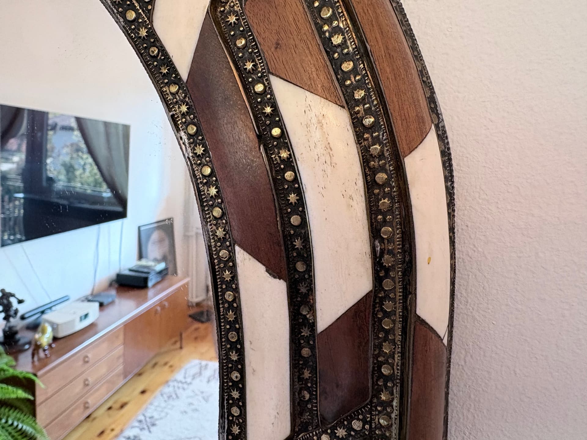 Lustro ścienne marokańskie, teak brązowy, orzech brązowy, kość biała, mosiądz złoty, Maroko, lata 70. - 301493