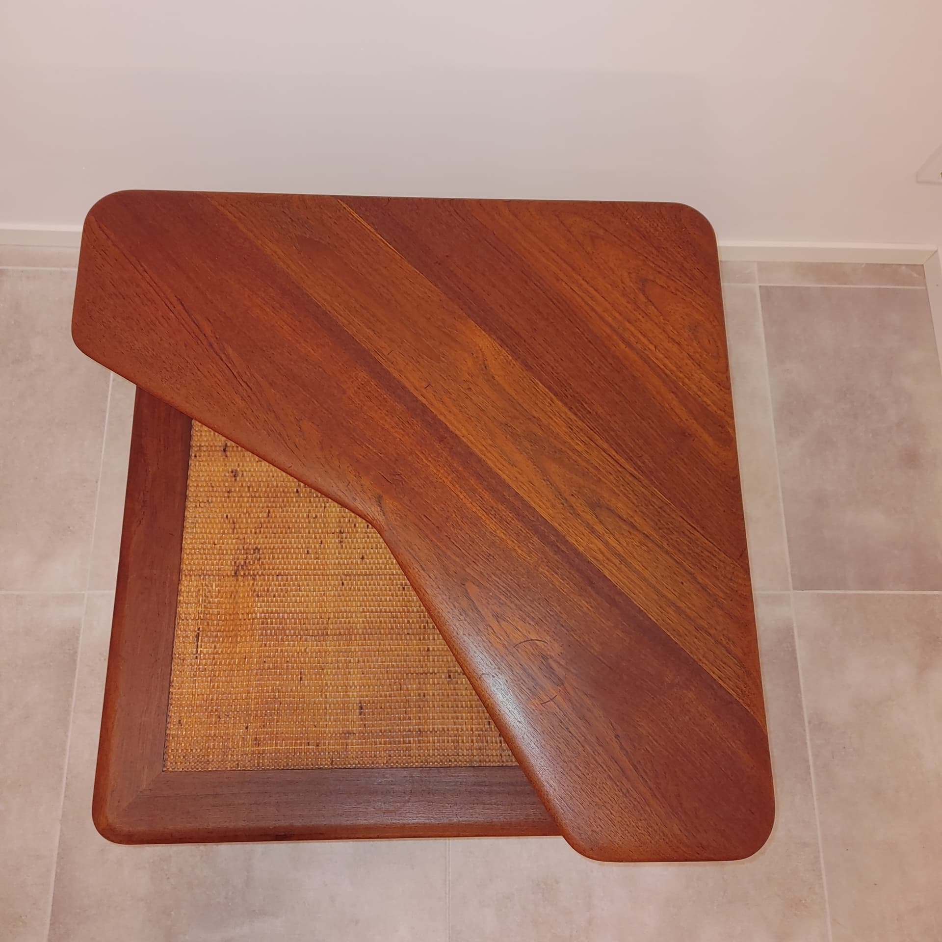 Stolik narożny, teak brązowy, rattan naturalny, proj. P. Hvidt & O. Mølgaard Nielsen, France & Son, Dania, lata 60. - 79205