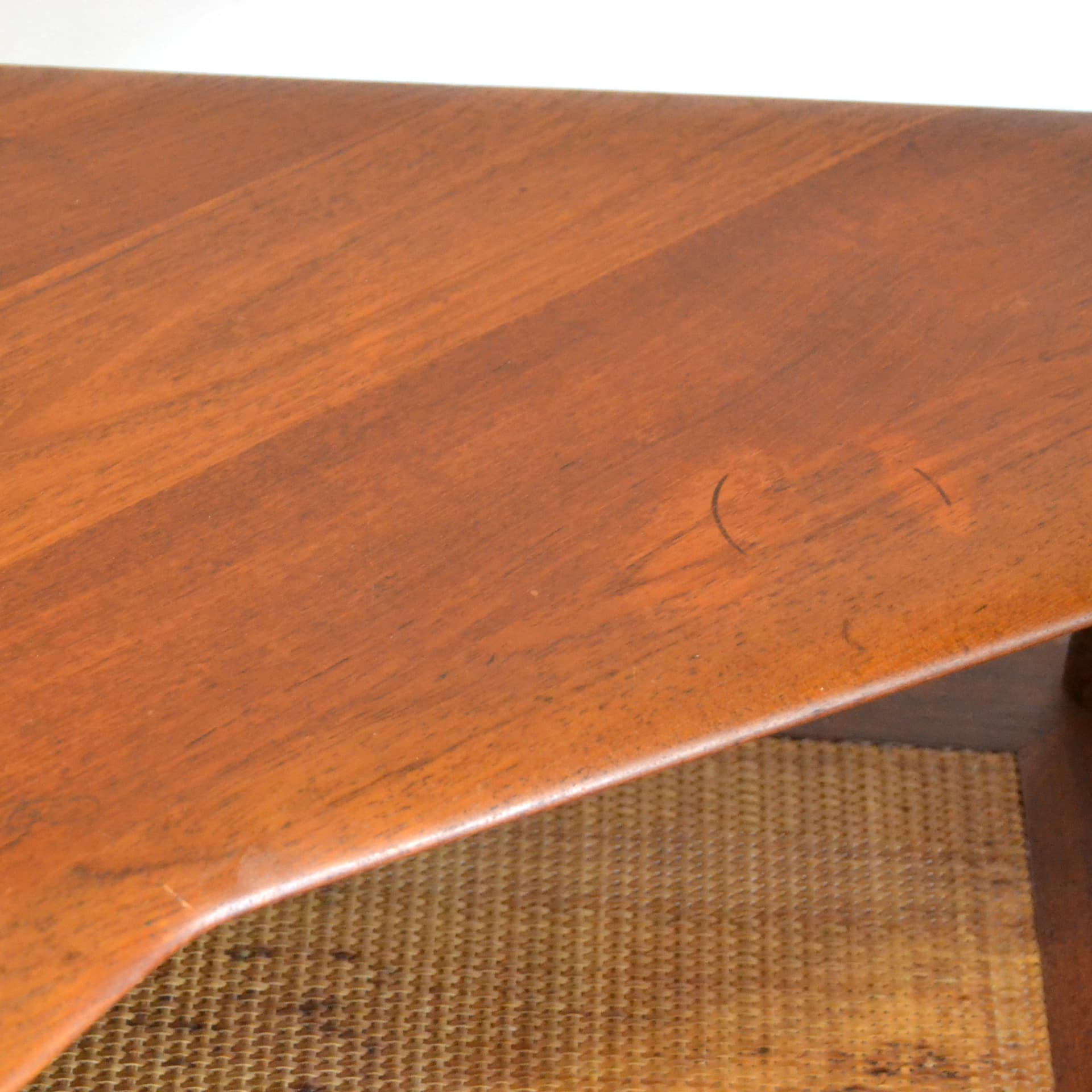 Stolik narożny, teak brązowy, rattan naturalny, proj. P. Hvidt & O. Mølgaard Nielsen, France & Son, Dania, lata 60. - 79198