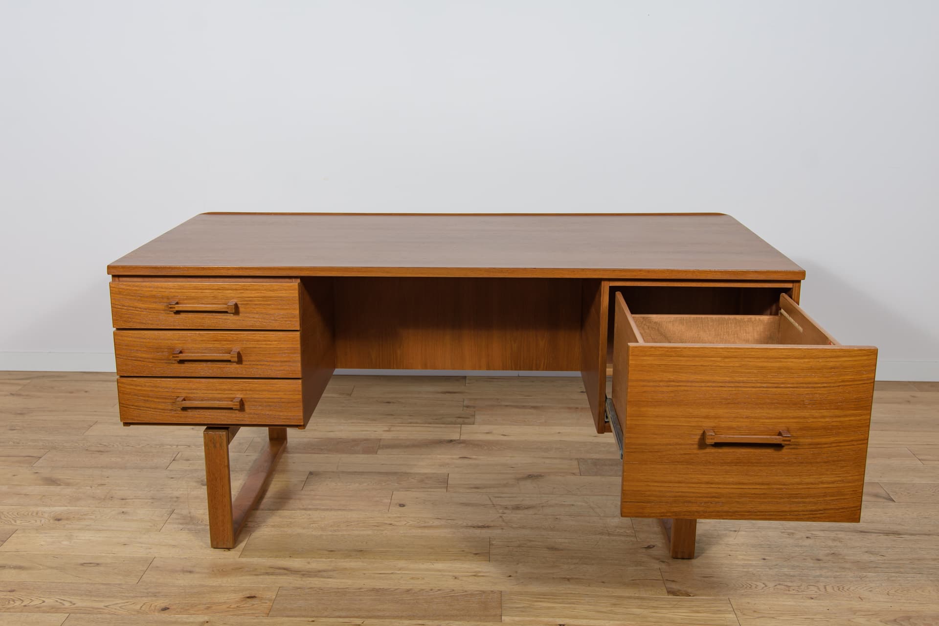 Biurko wolnostojące, teak brązowy złoty, proj. H. Jensen & T. Valeur, Dania, lata 60. - 302482