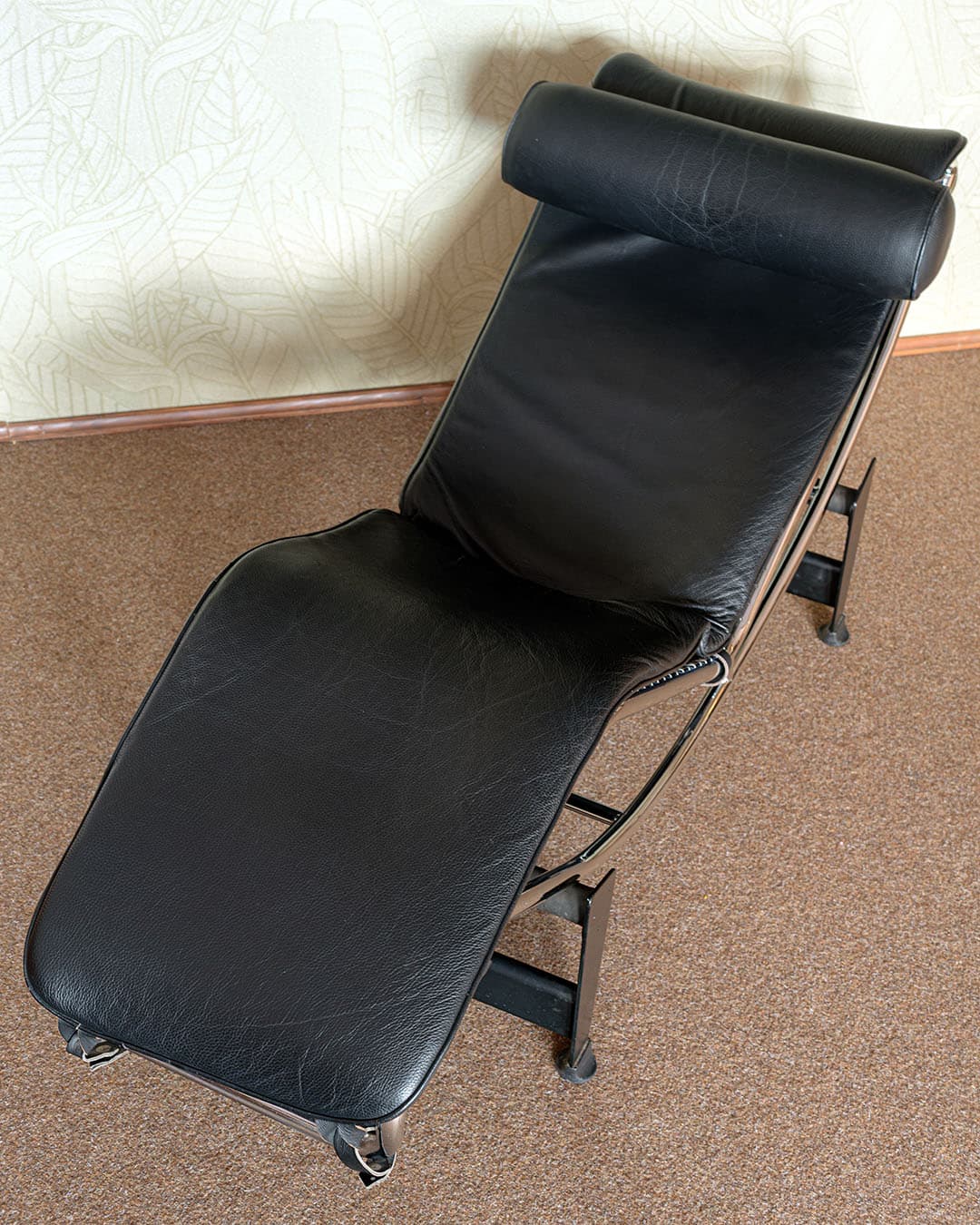 Chaise longue LC4, black leather, chrome steel, Italy, 1970s. - 302913