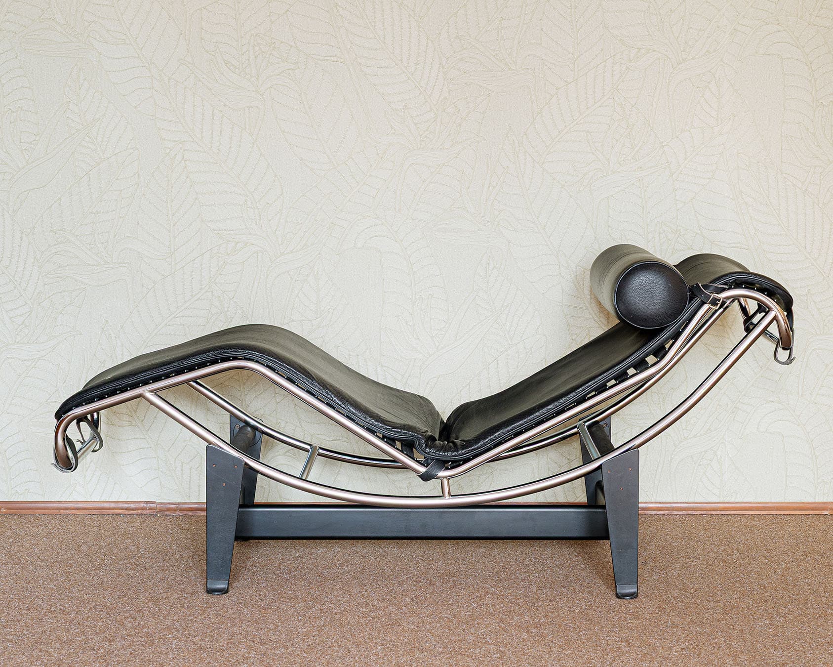Chaise longue LC4, black leather, chrome steel, Italy, 1970s. - 302911